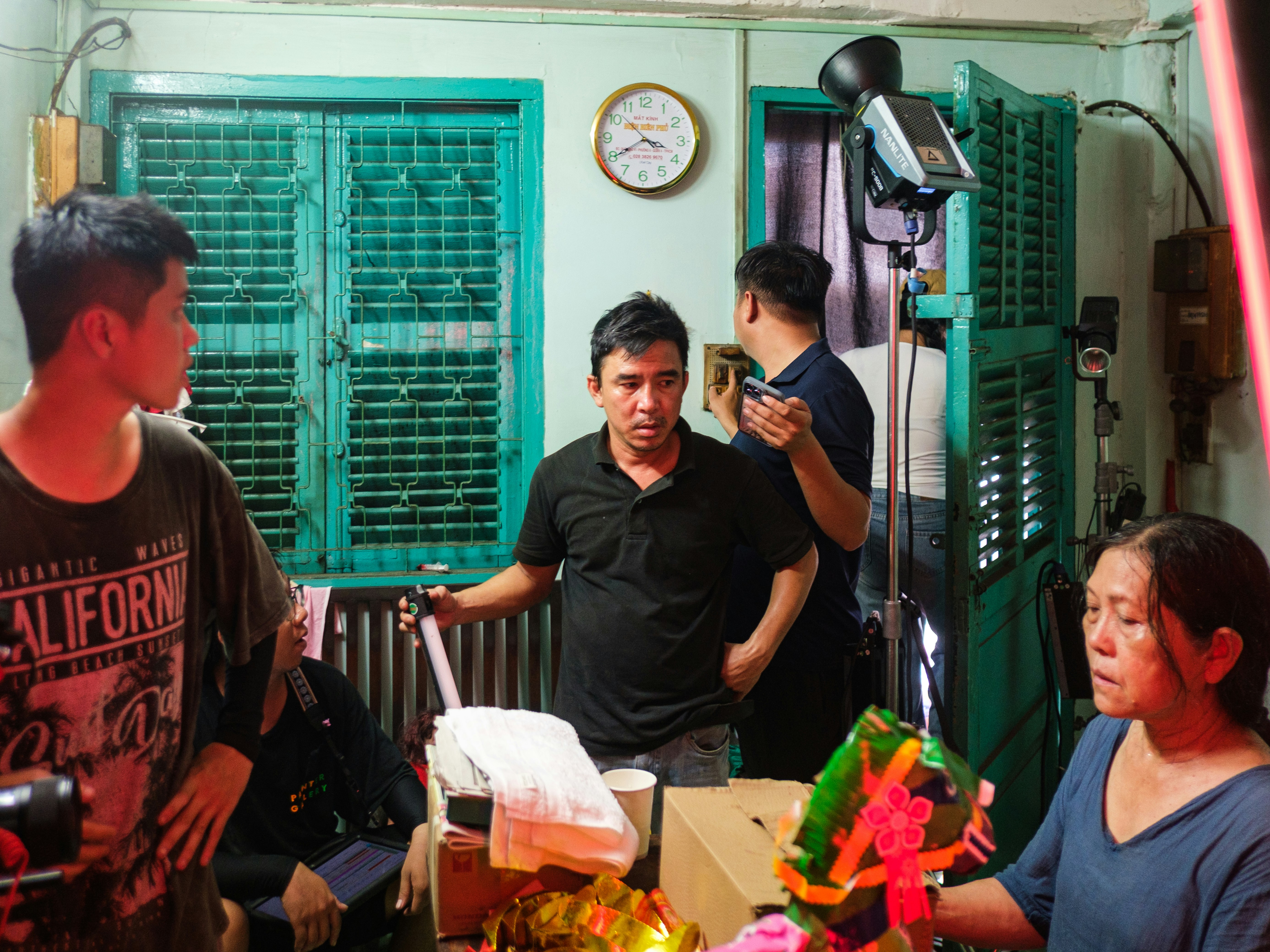 Equipo de producción audiovisual trabajando en estudio creativo