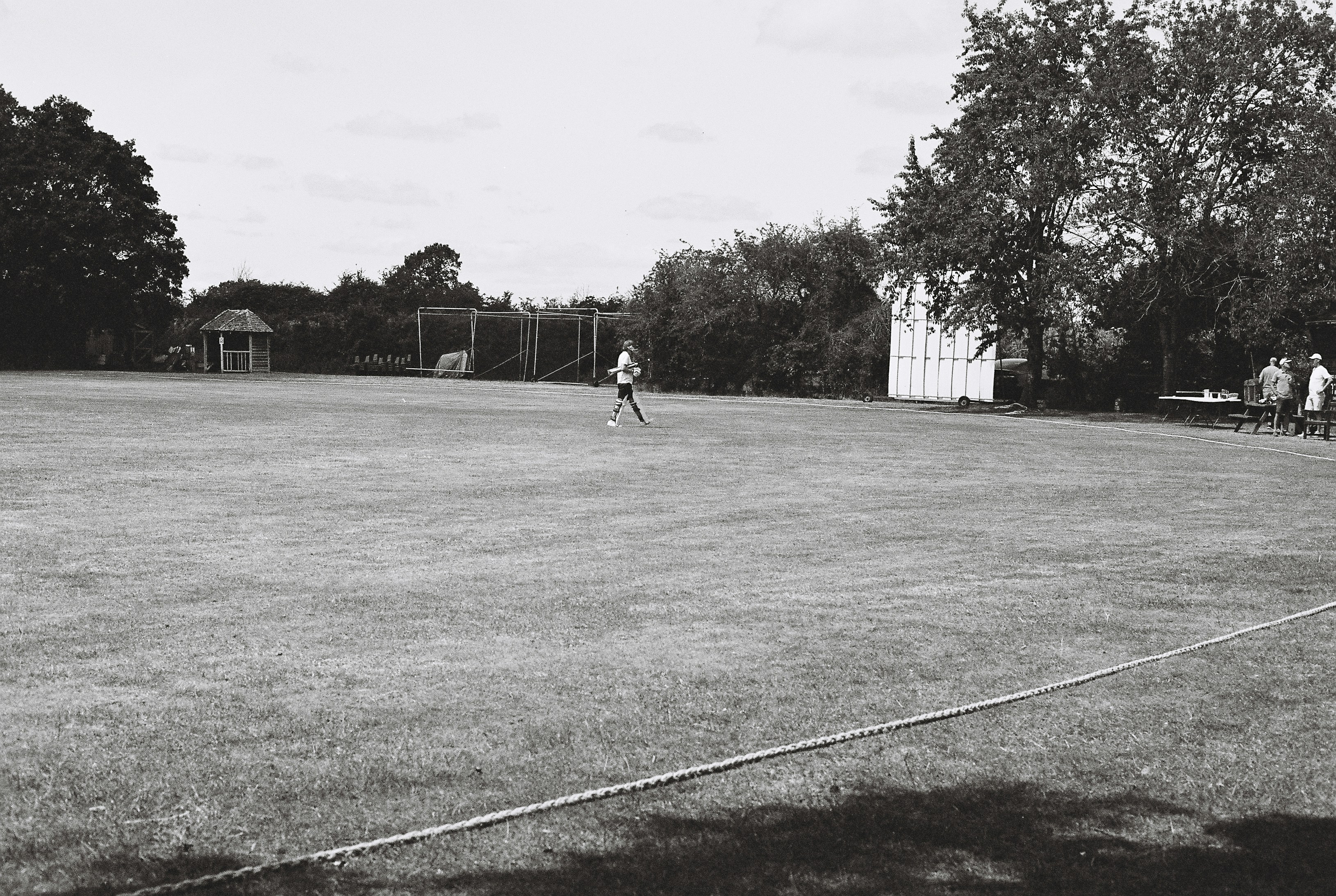 Pessoa correndo em um campo esportivo gramado