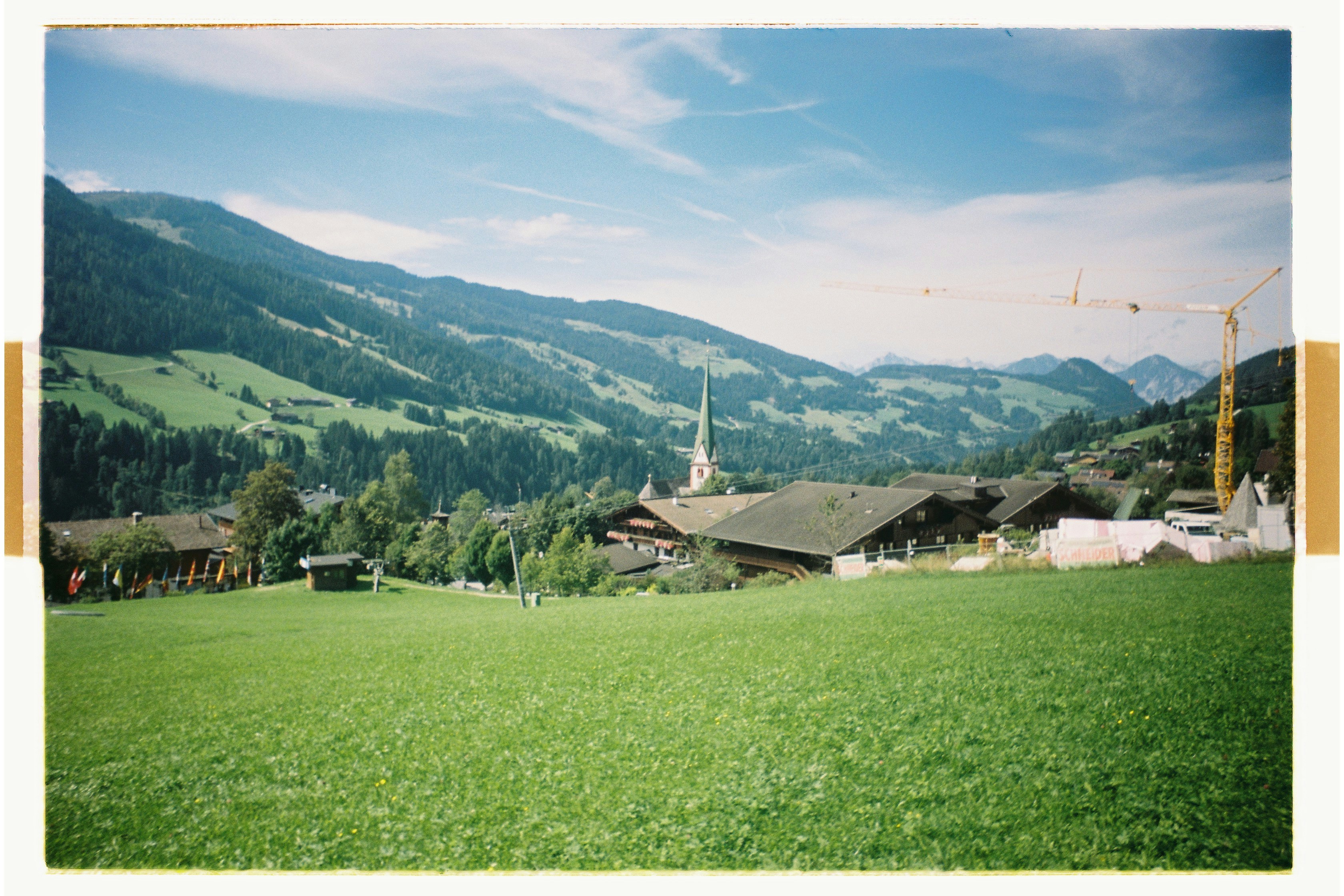 Windkraftanlagen in österreichischer Landschaft