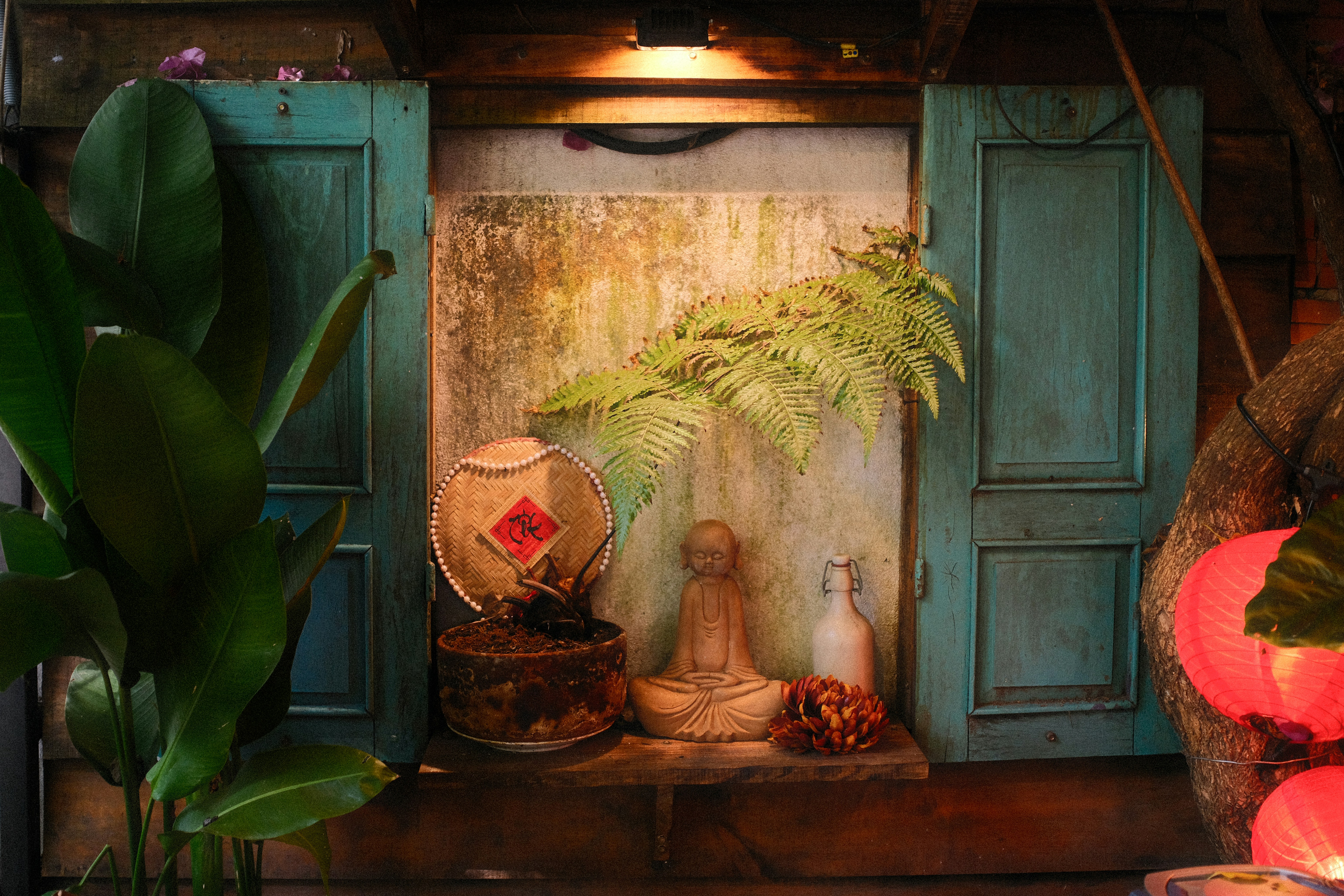 tropical interior bamboo shelf, wallpaper, Affordable Tropical Bookshelf for Dining Room: Style Guide 3