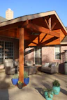 Terraza de madera con pérgola — después