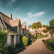 Films et séries tournés dans les Cotswolds : quand la campagne anglaise devient un décor de cinéma