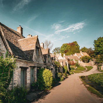Films et séries tournés dans les Cotswolds : quand la campagne anglaise devient un décor de cinéma