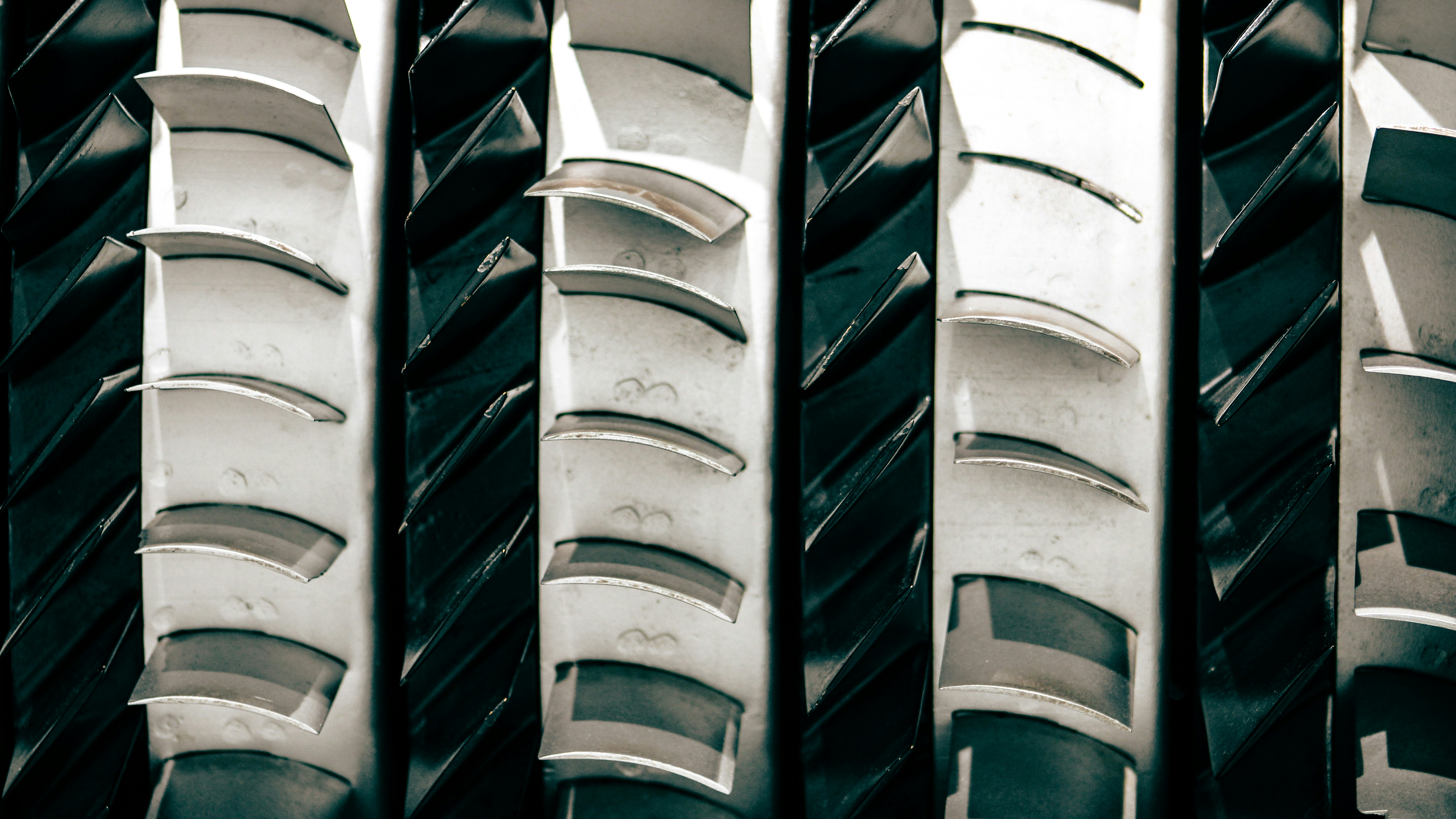 Filas de palas metálicas de turbina con alto contraste.