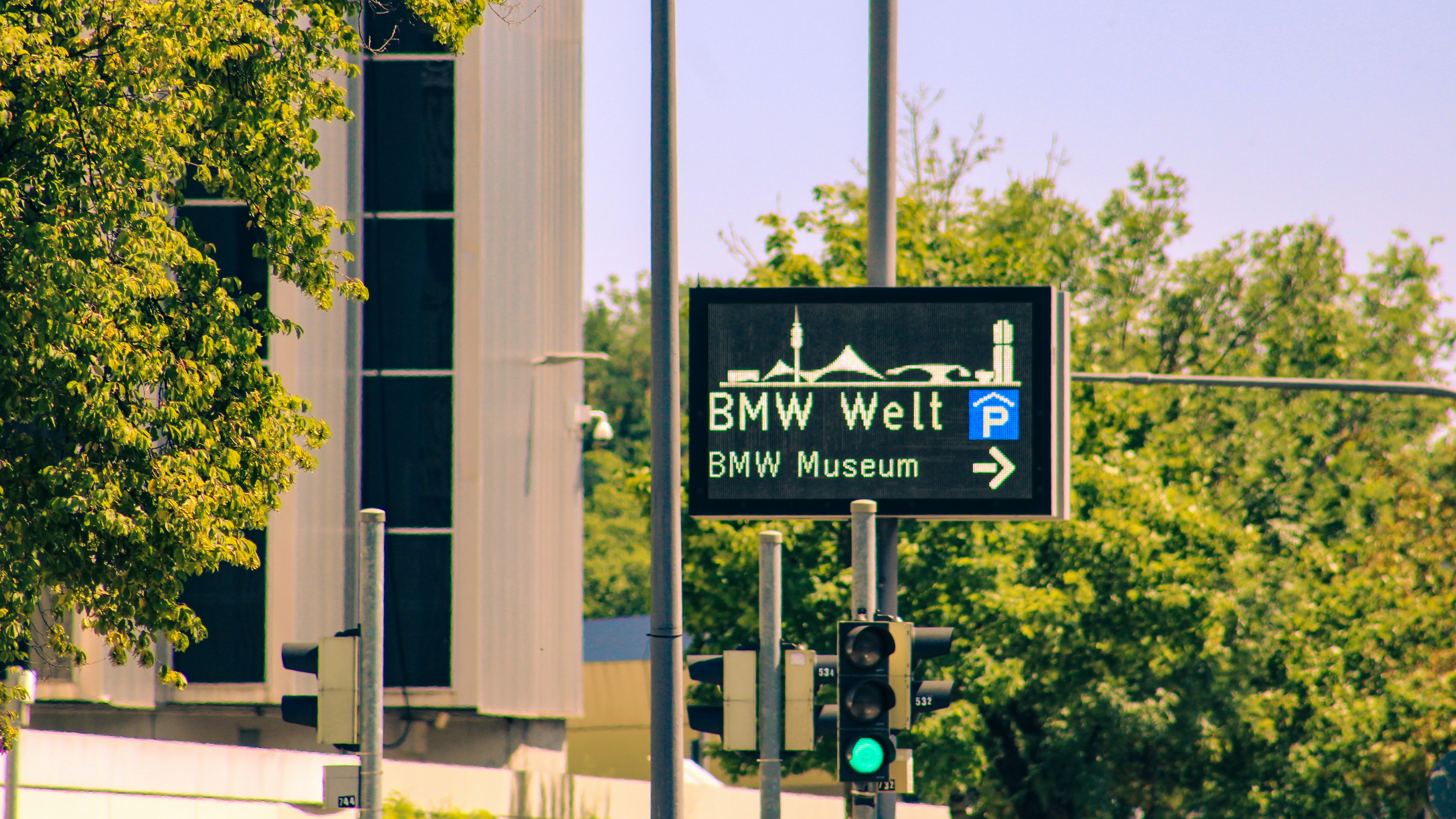 Ein Straßenschild führt zum BMW-Weltbereich und zum BMW-Museum.