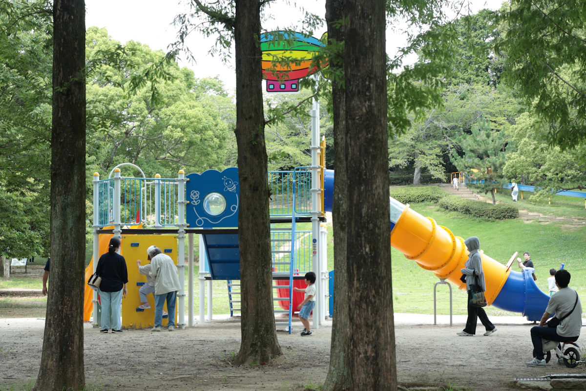 公園で過ごす親子