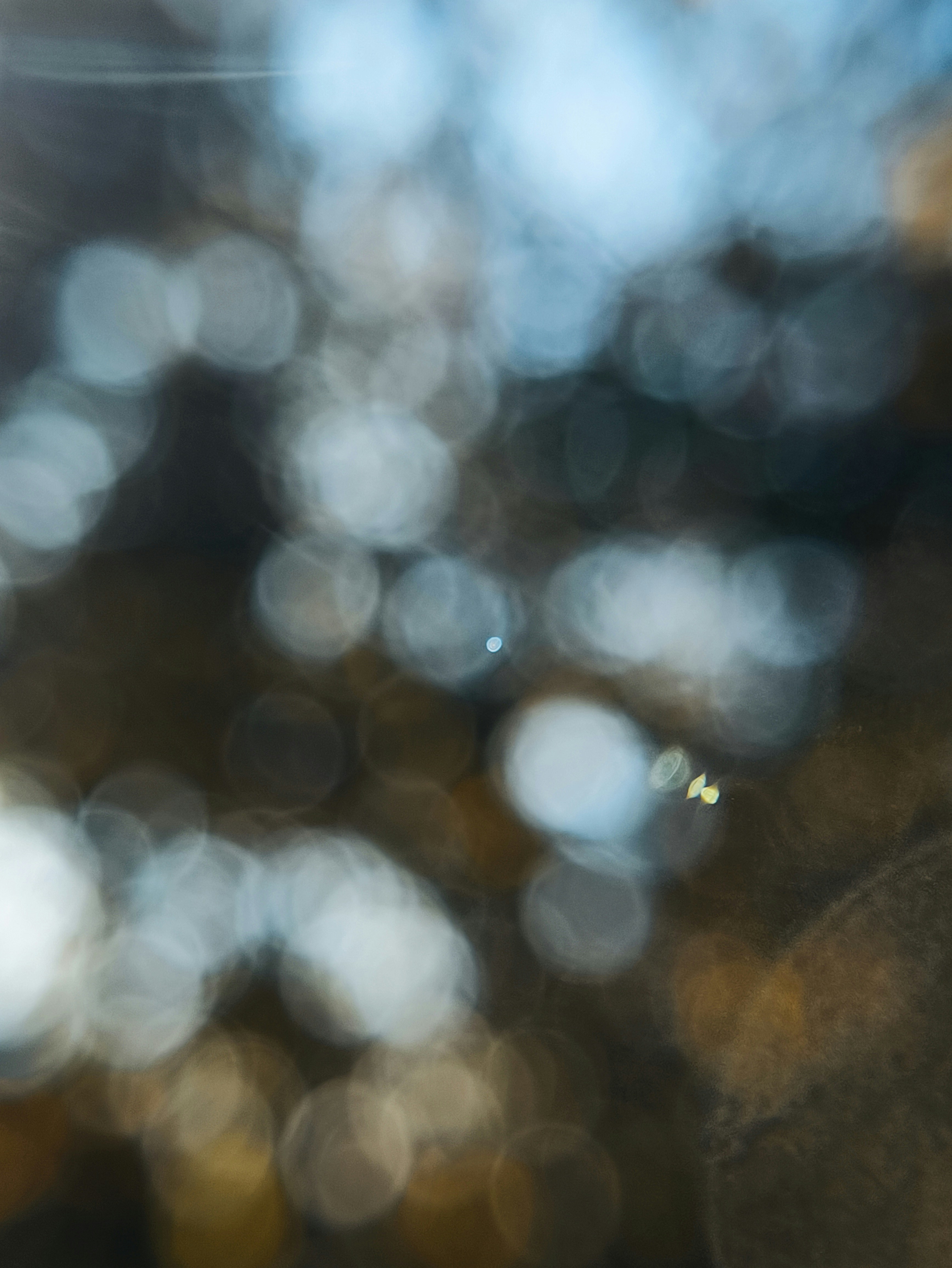 Des lumières bokeh abstraites avec des tons bleus et orange chauds.