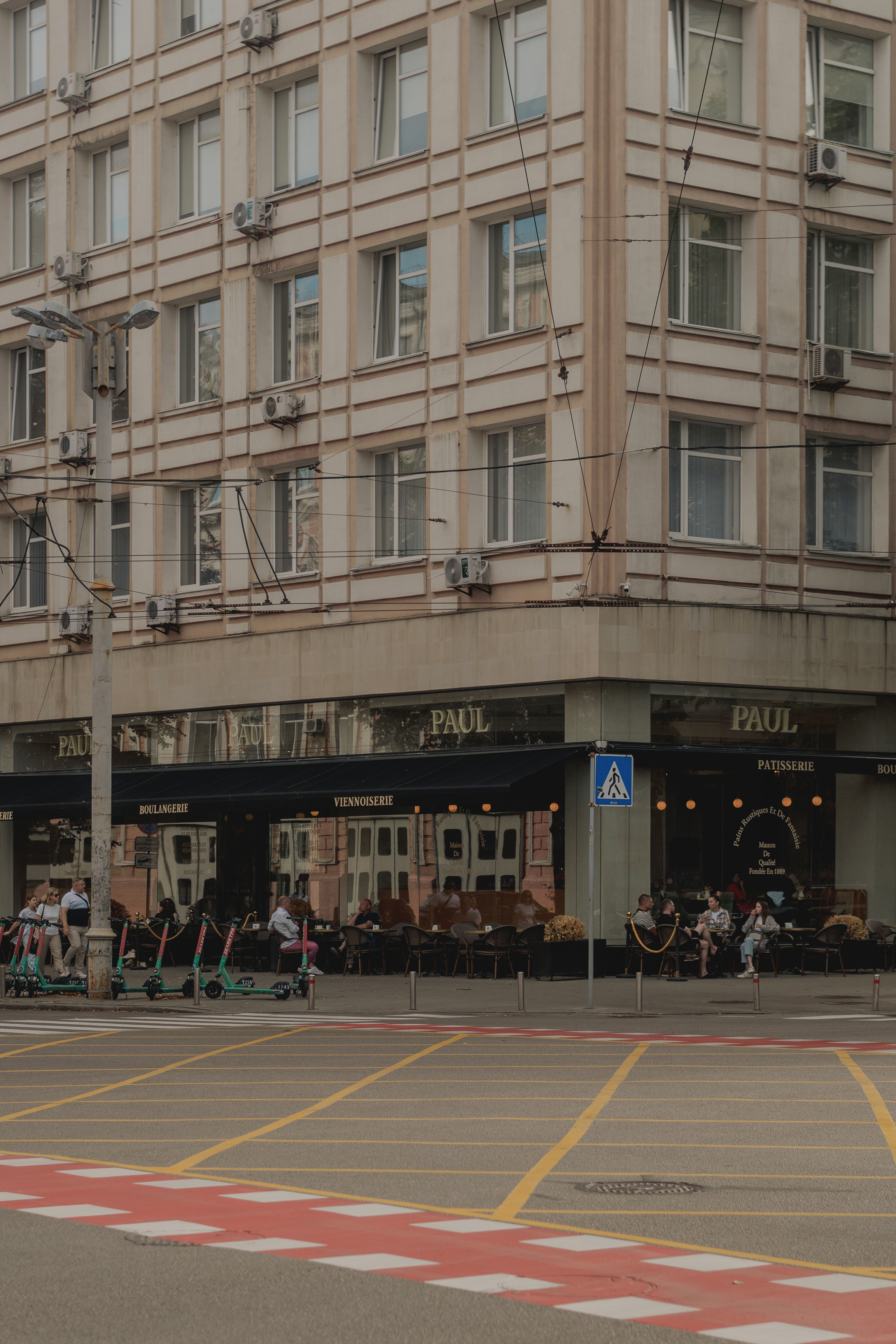 Construction de la ville avec café « paul » et terrasses en plein air.