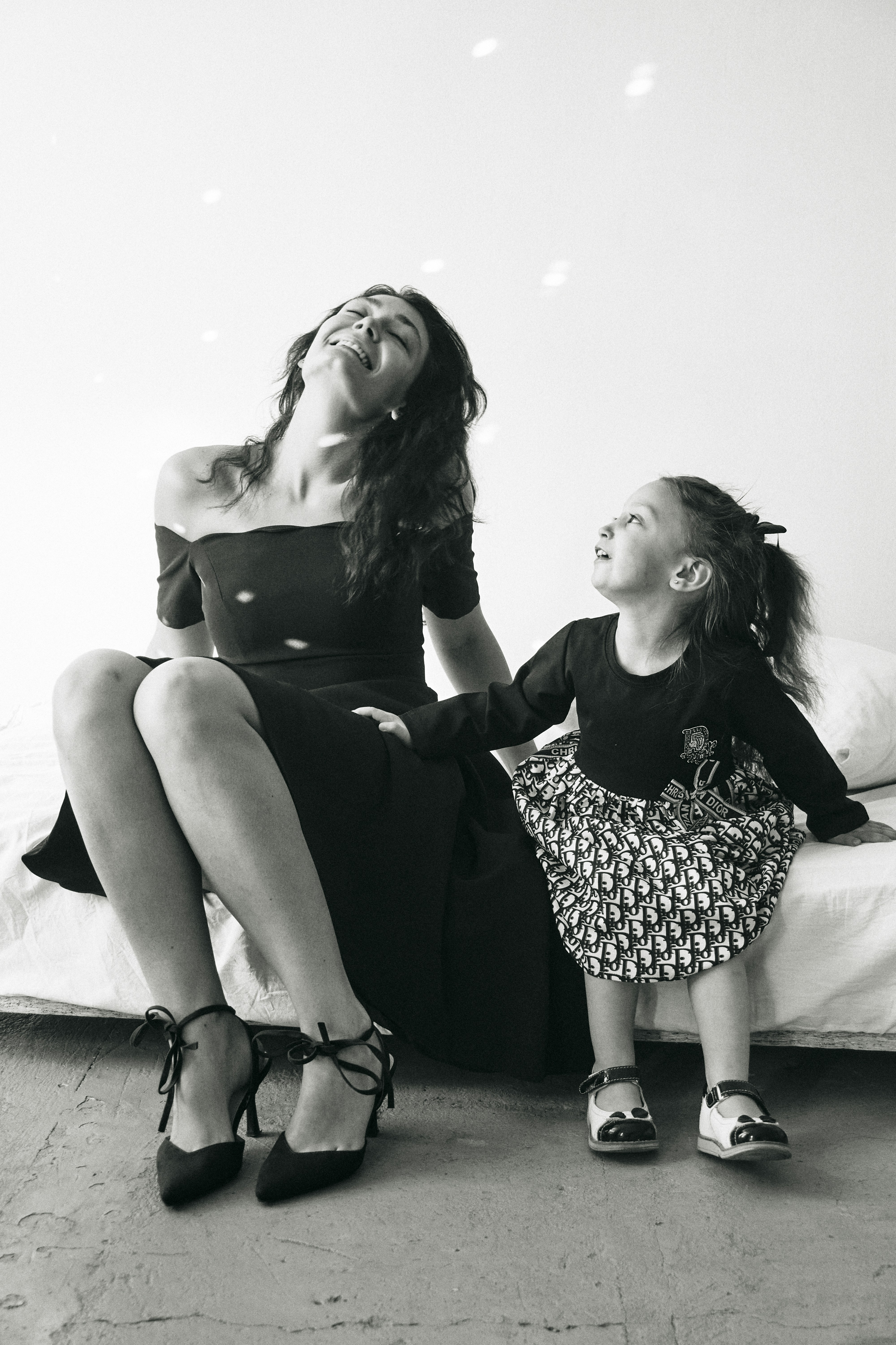 Une femme et une jeune fille riant des bulles