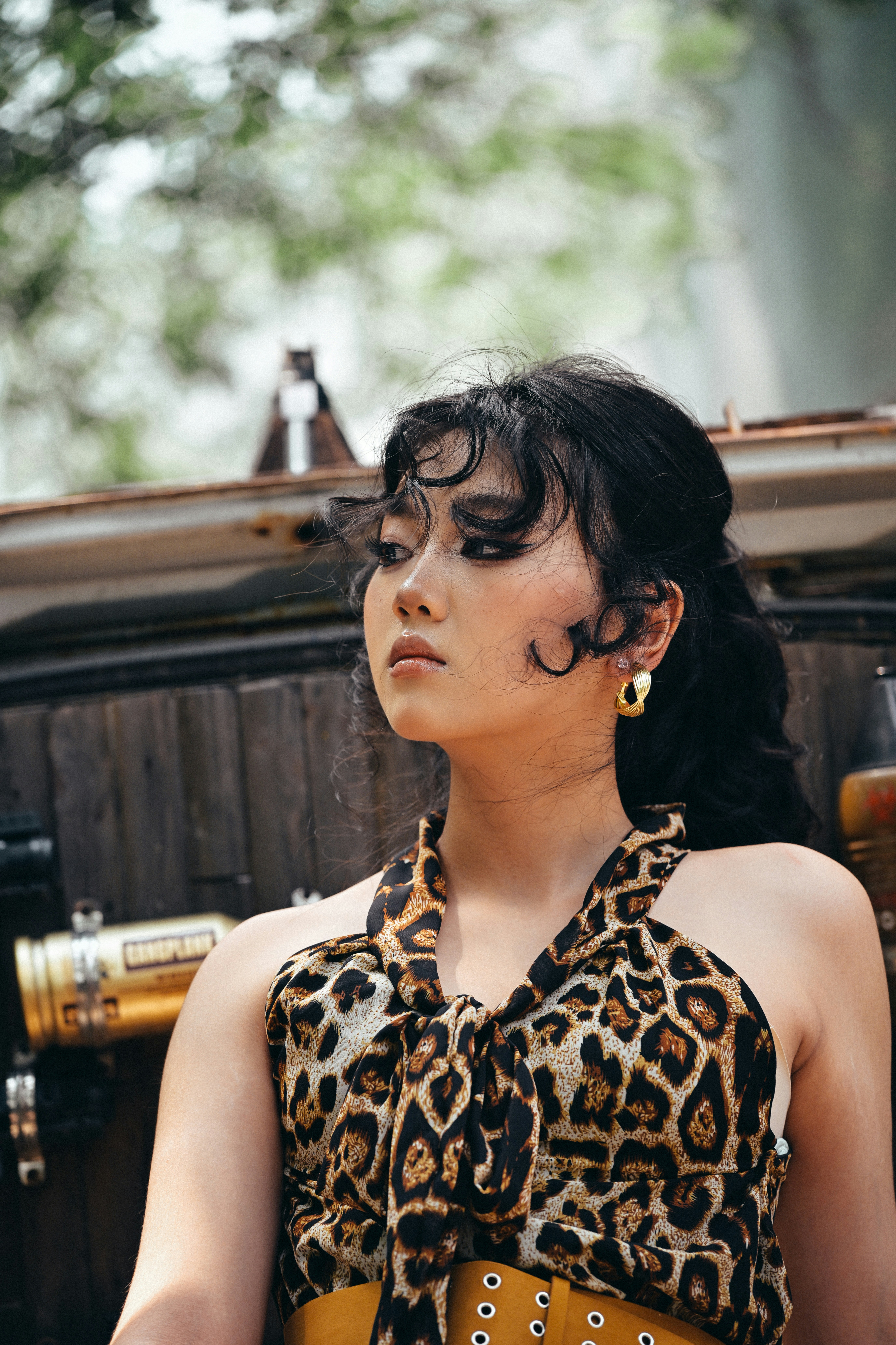 Frau im Leopardenmuster-Oberteil und dunklem Augen-Make-up.