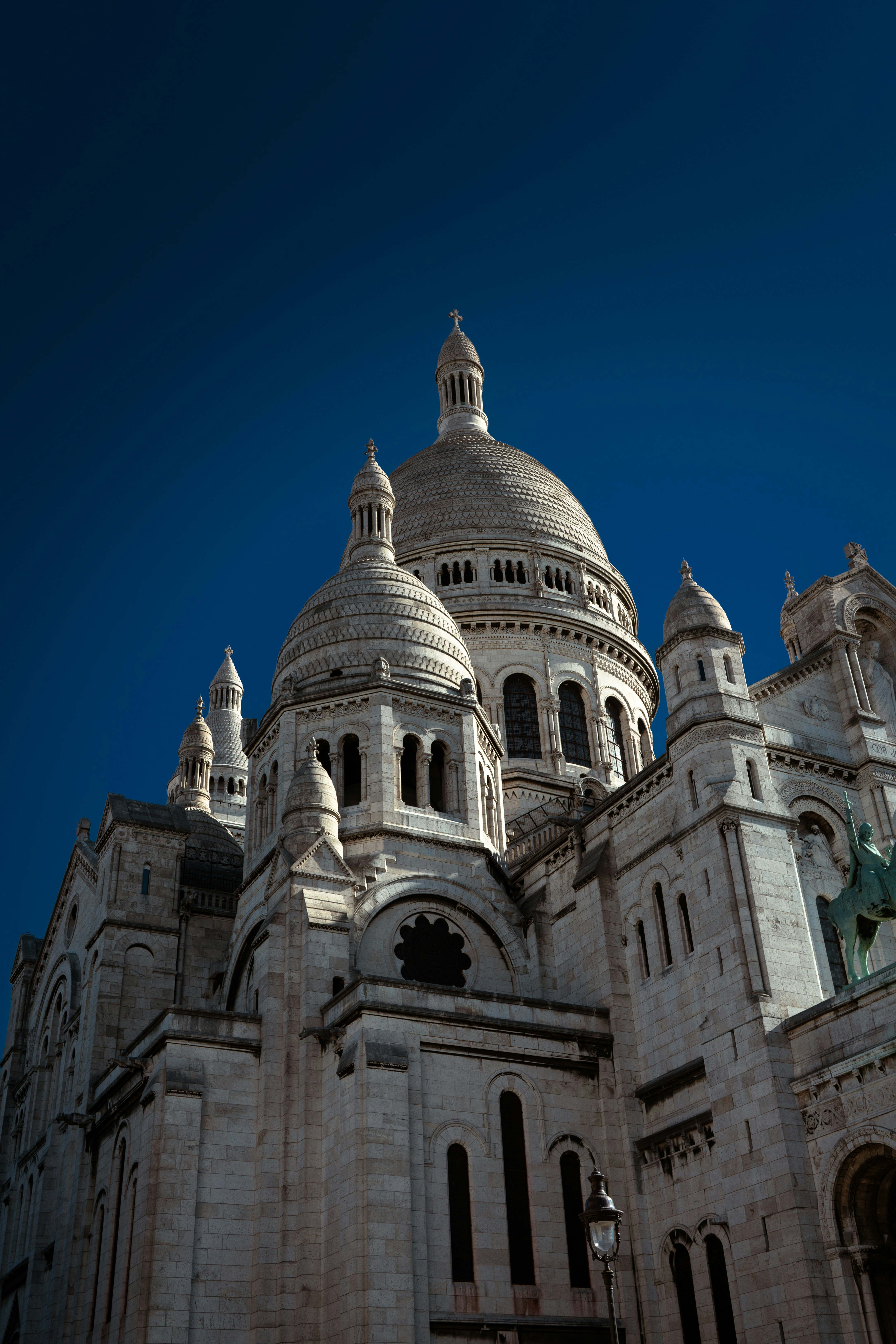 Basilica del Sacré-cœur a Parigi contro un cielo blu intenso.