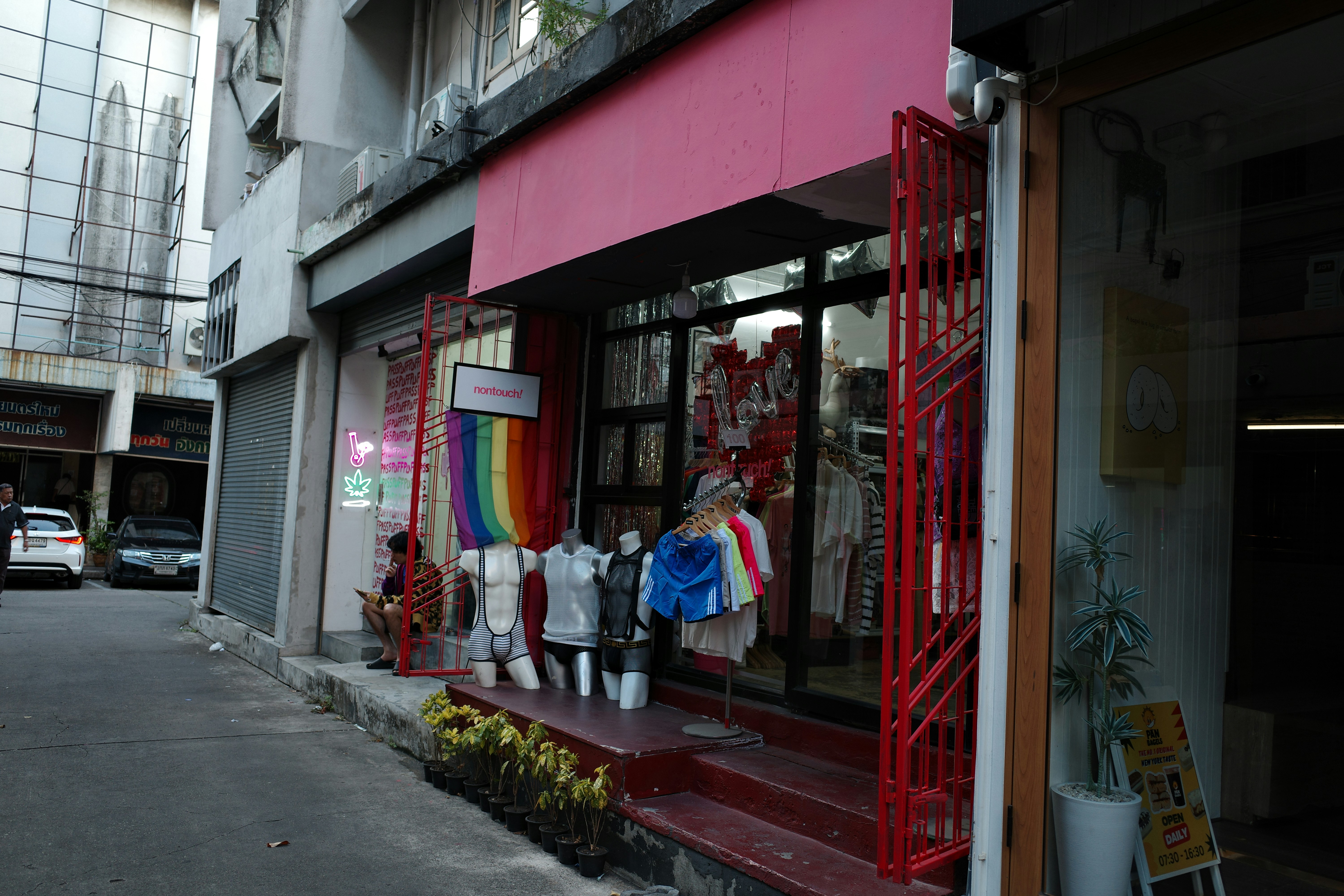 Loja de varejo com manequins e uma bandeira arco-íris