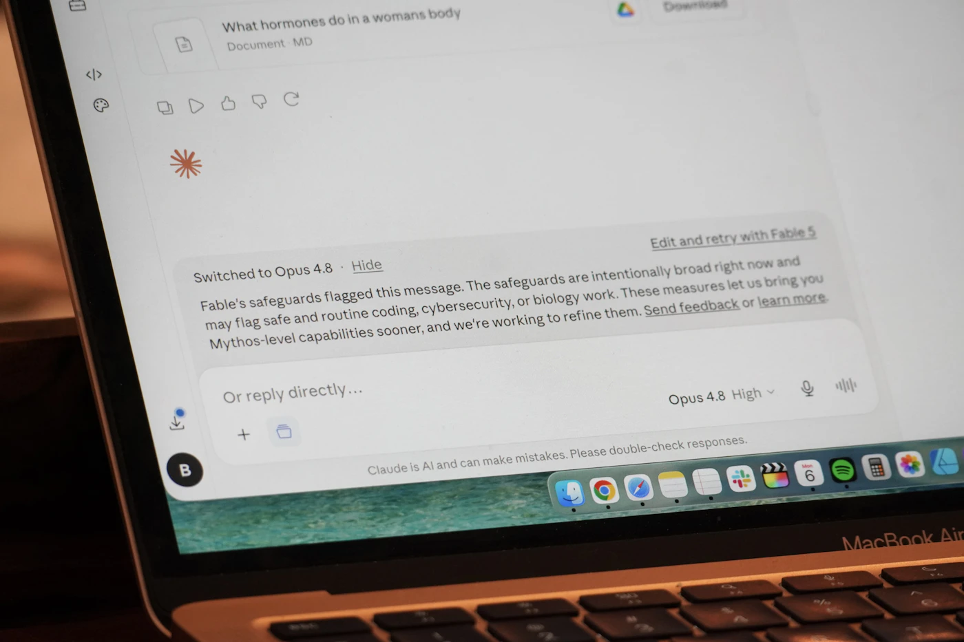 Laptop con la interfaz de un asistente de inteligencia artificial