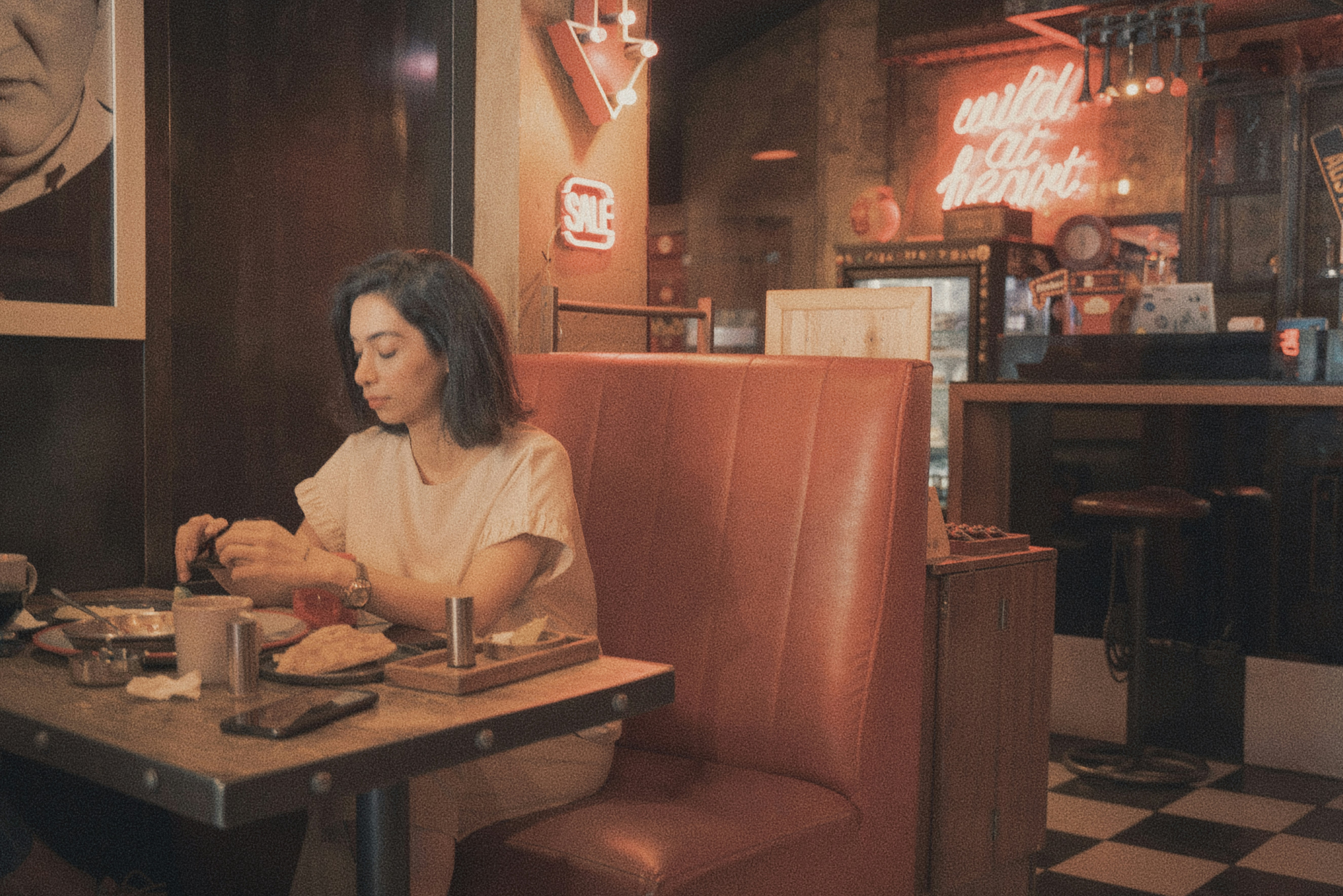 Una joven comiendo en un comedor retro