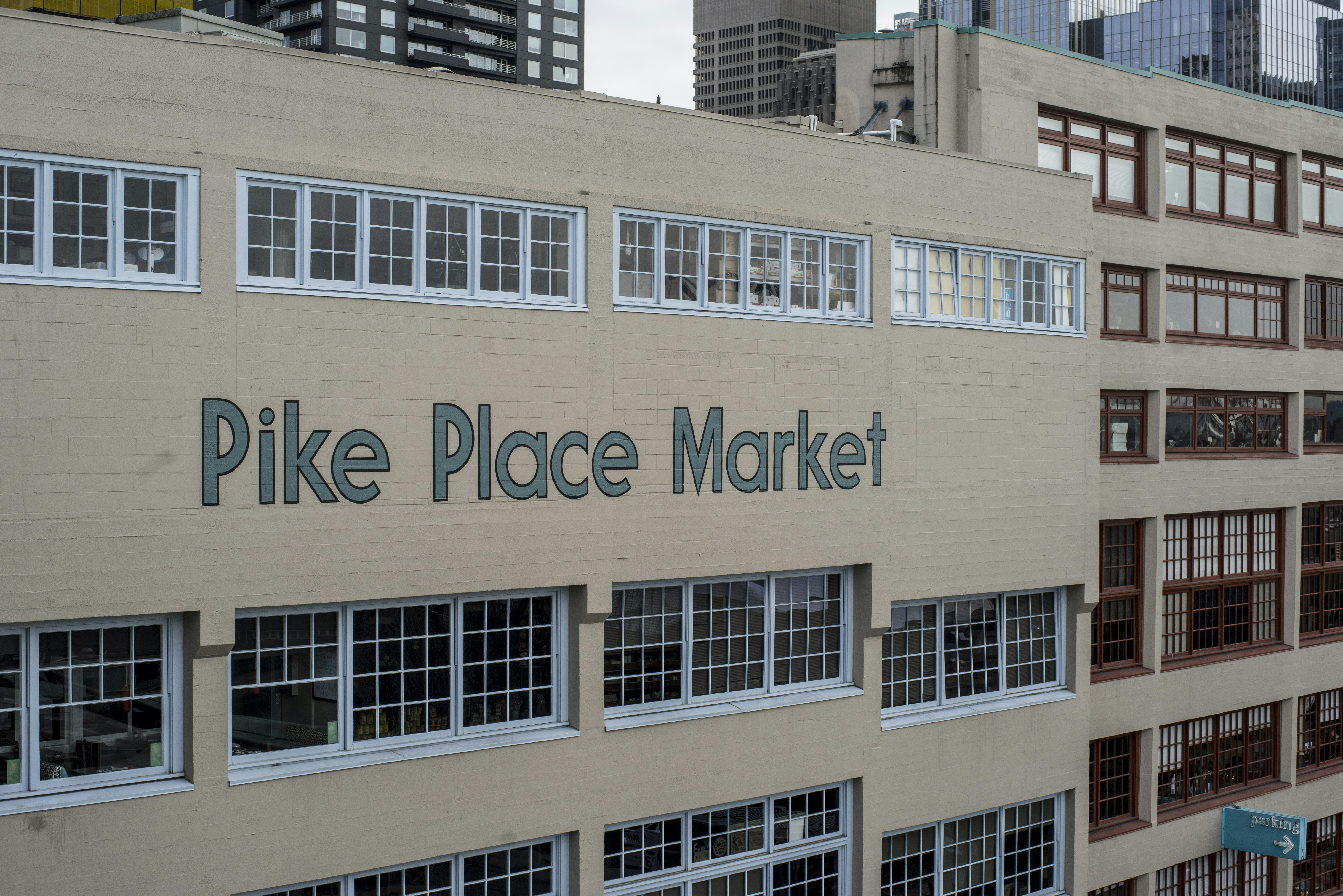 Fachada del edificio del mercado de Pike Place con numerosas ventanas.