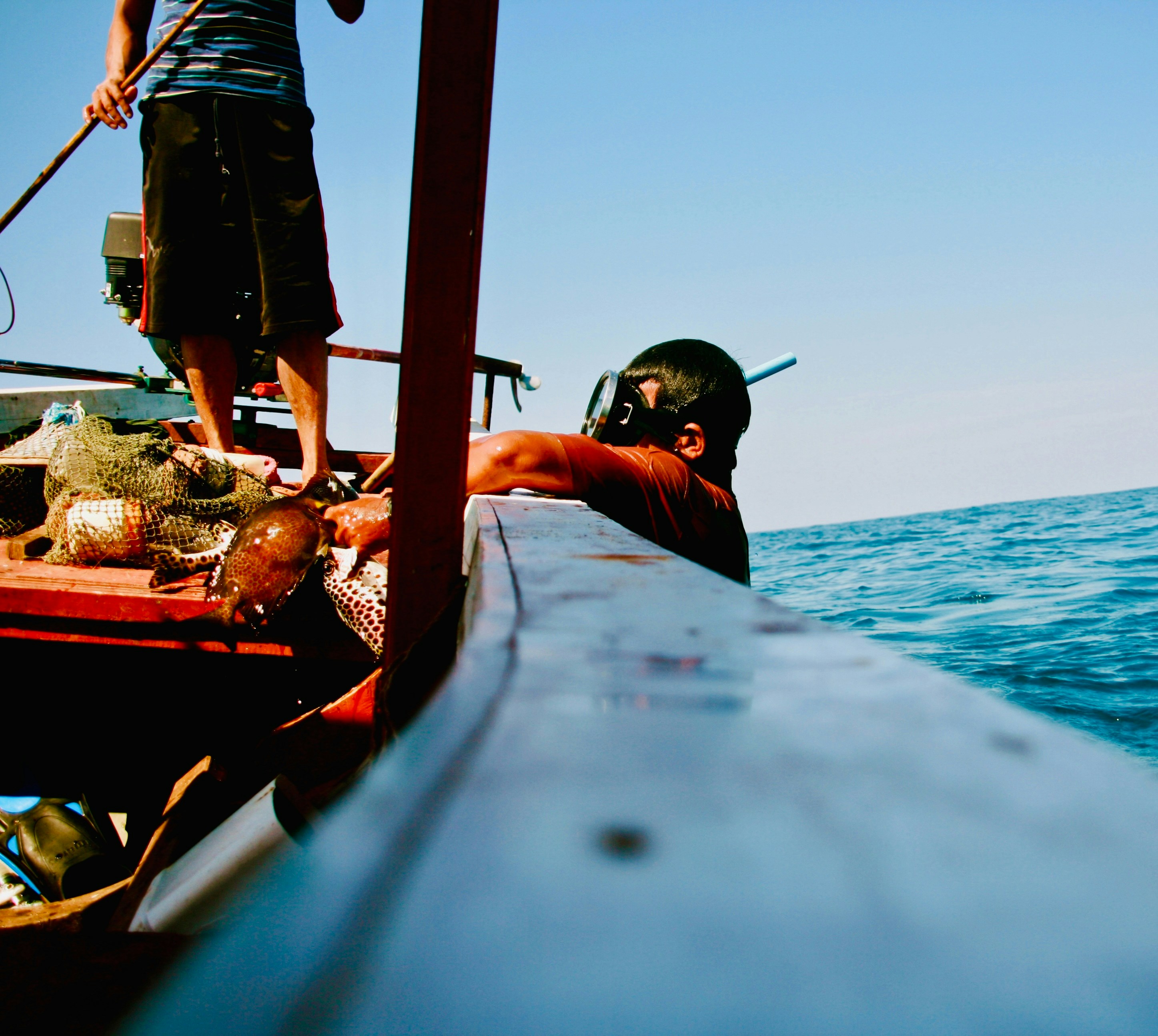 Snorkelista e un'altra persona su una barca in mare.