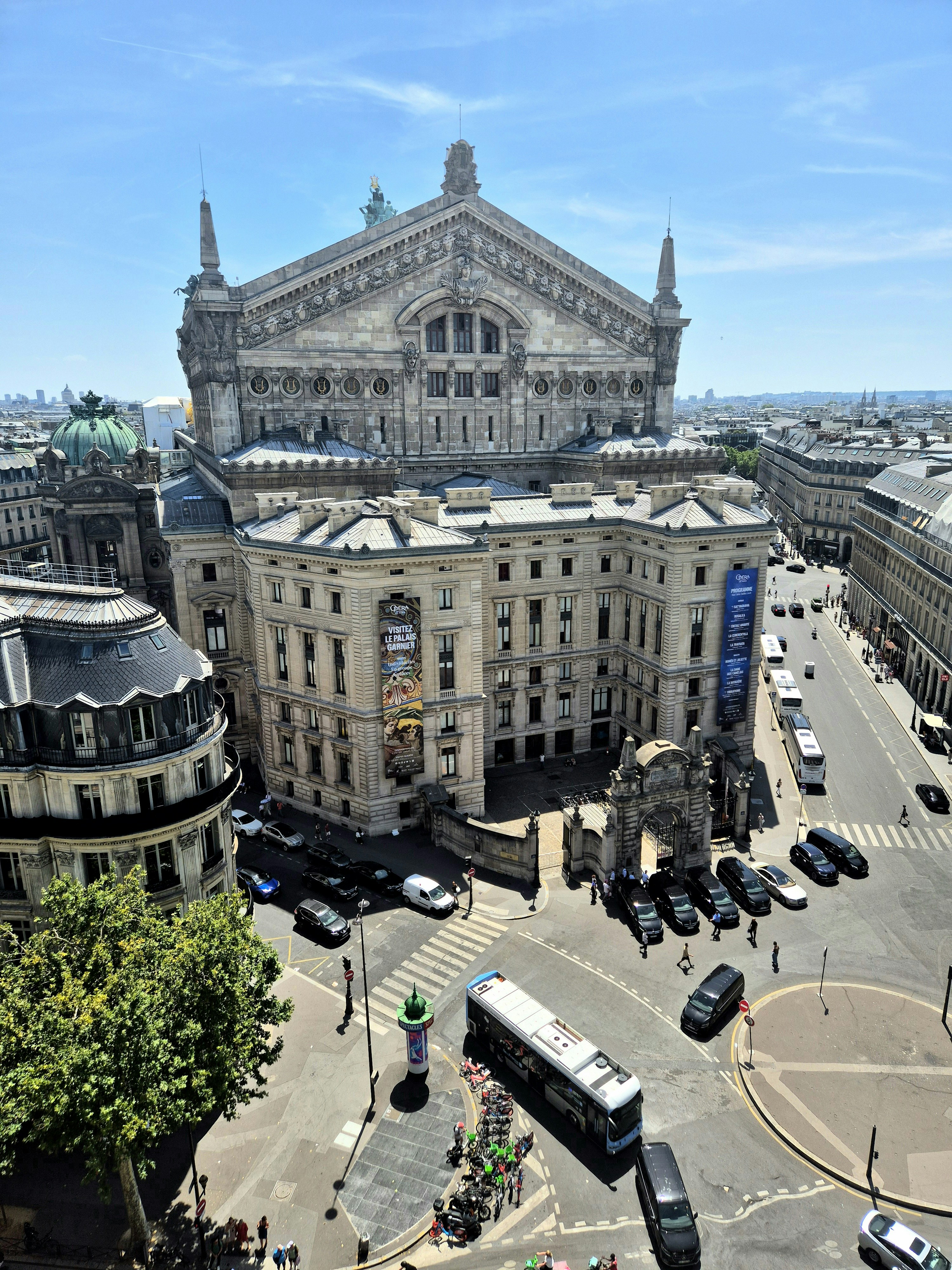 A casa de ópera Grand Palais Garnier tem vista para as movimentadas ruas de Paris.