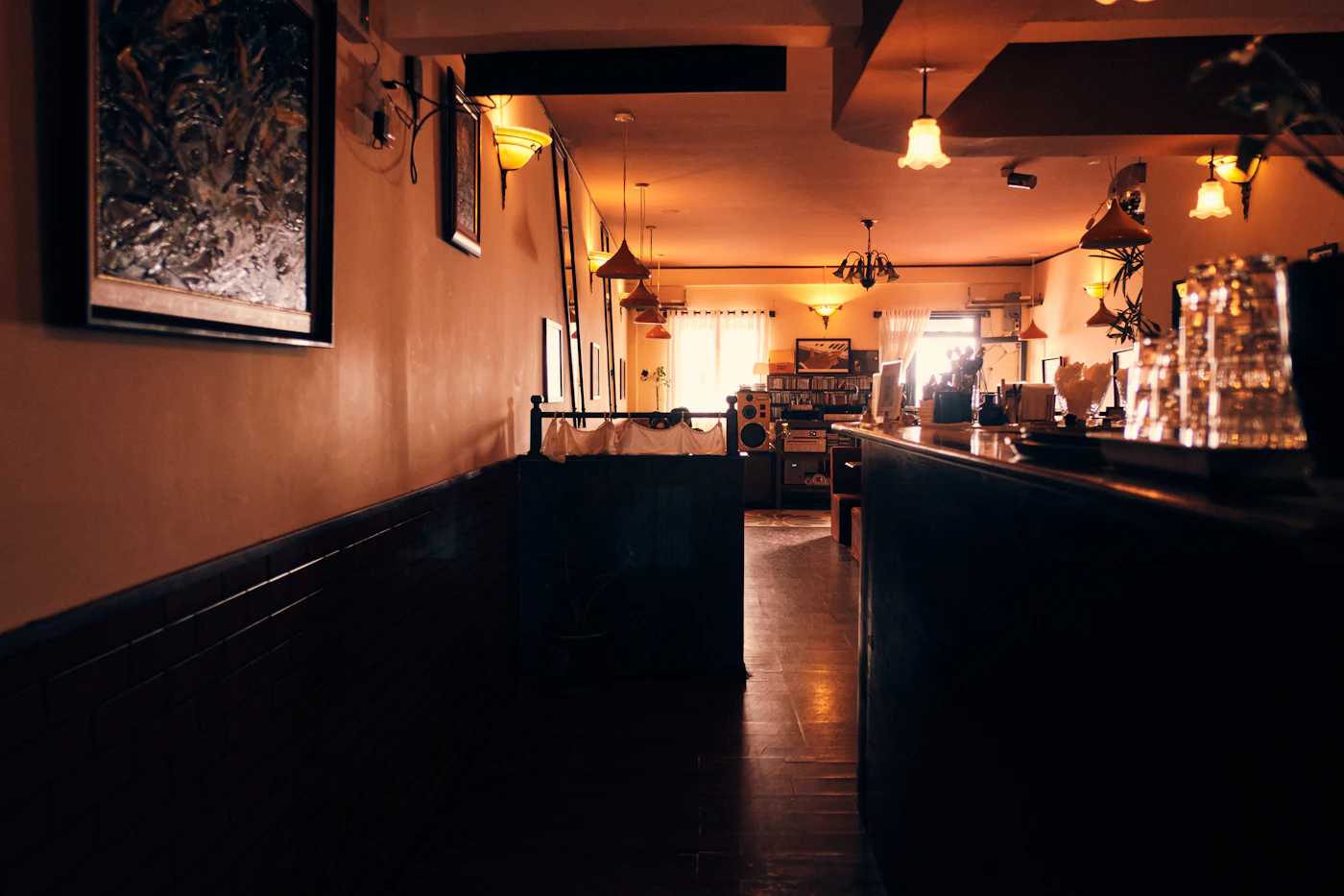 Interior cálido de cafetería con barra larga e iluminación tenue