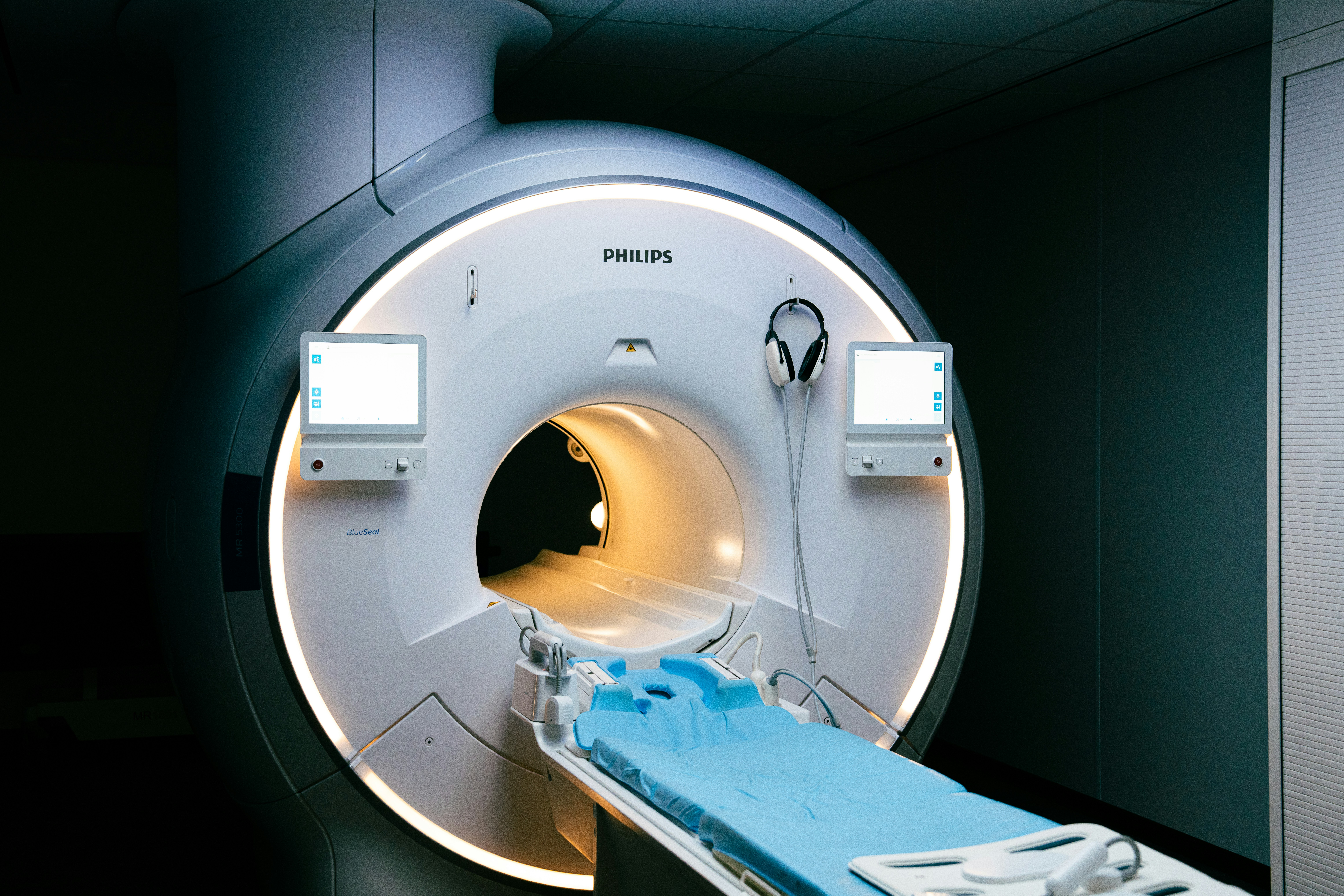 Diagnostic mri scanner with an empty patient bed