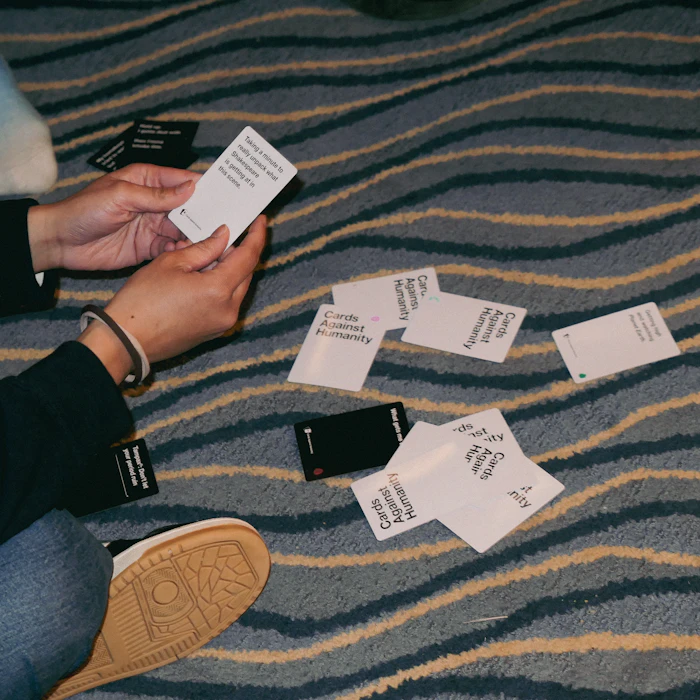 Manos sosteniendo cartas de juego