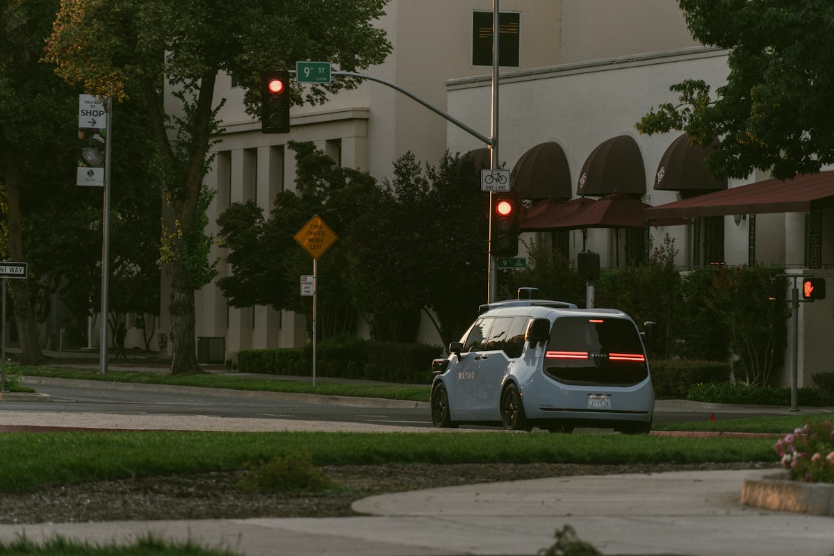 Symbolbild autonomes Fahrzeug: selbstfahrendes Auto im Stadtverkehr, stellvertretend für Alphabets Robotaxi-Tochter Waymo