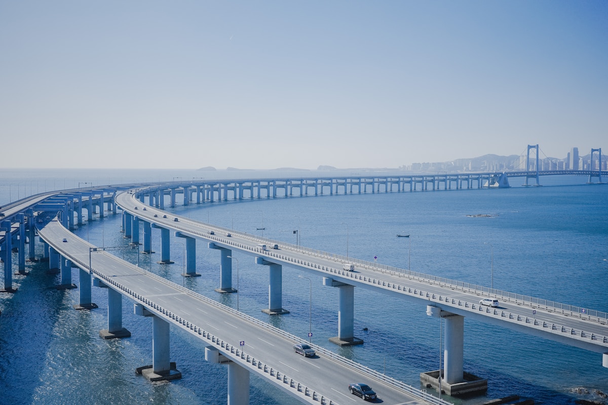 跨海長橋橫越藍色海面通往遠方市區