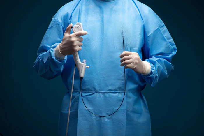 Médico segurando colonoscópio