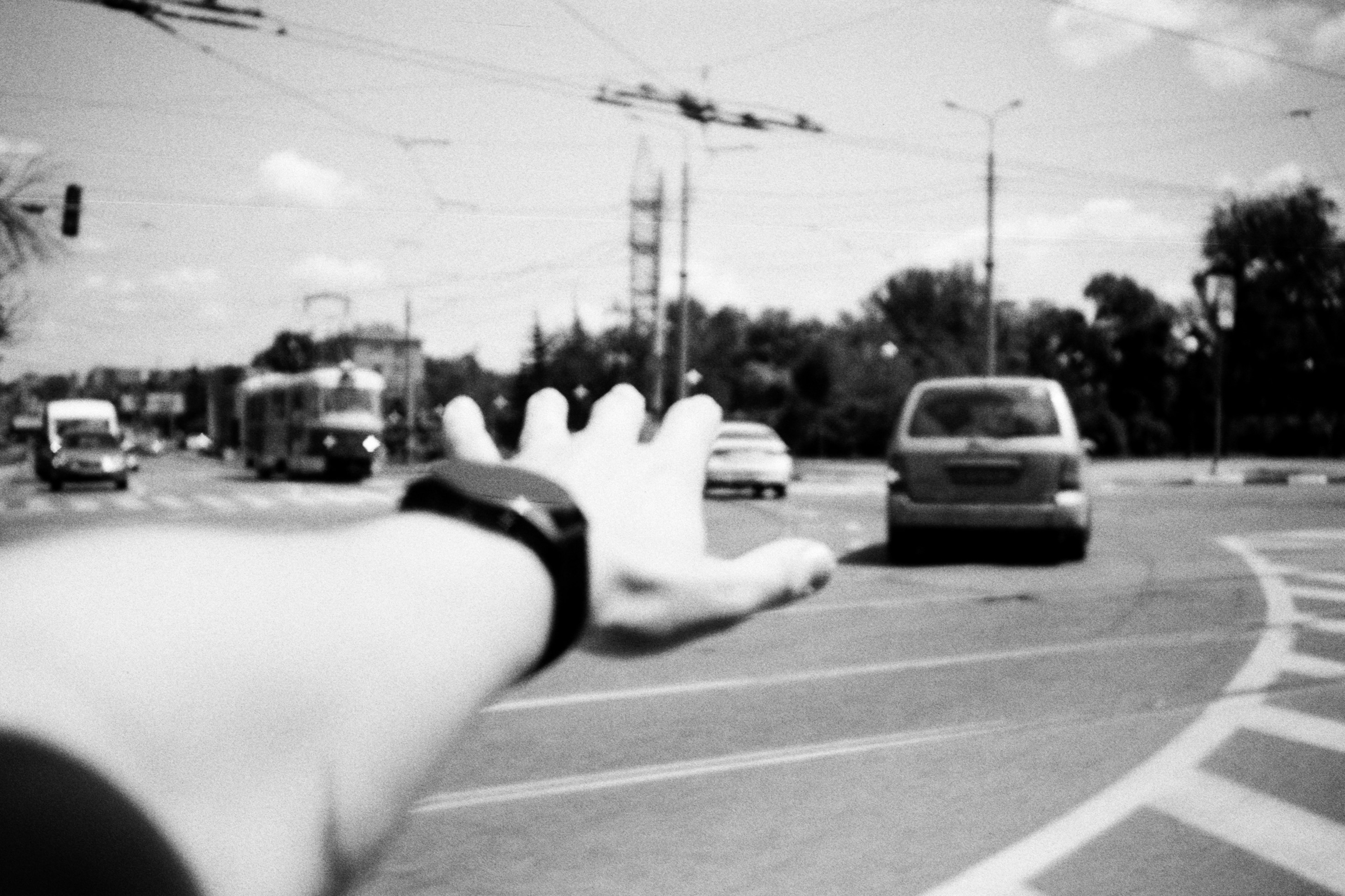 Schwarz-weiße Straßenszene mit ausgestreckter Hand.