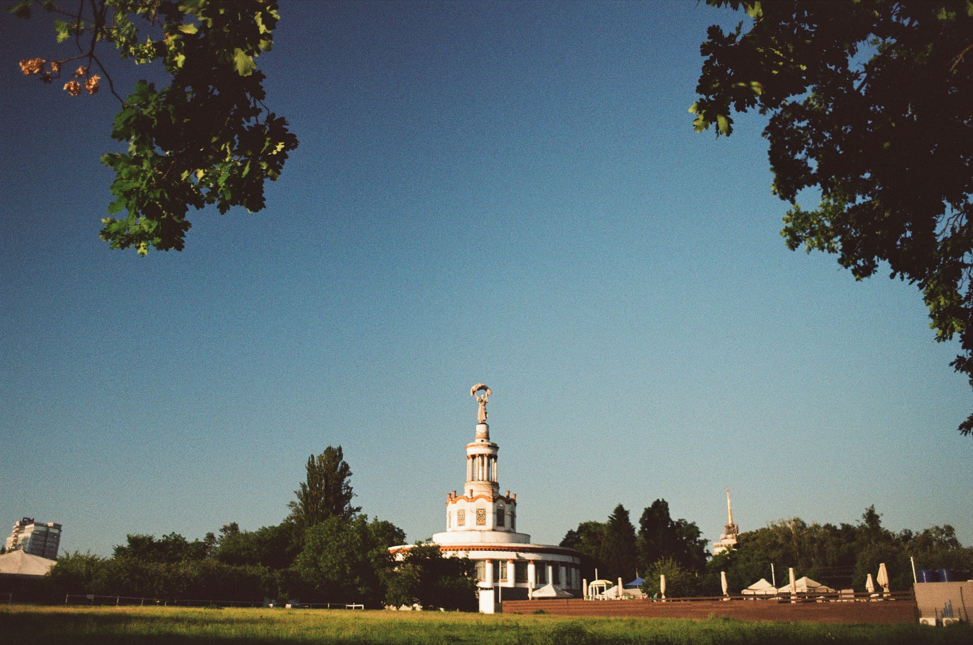Verziertes Gebäude mit einem Turm unter einem strahlend blauen Himmel.