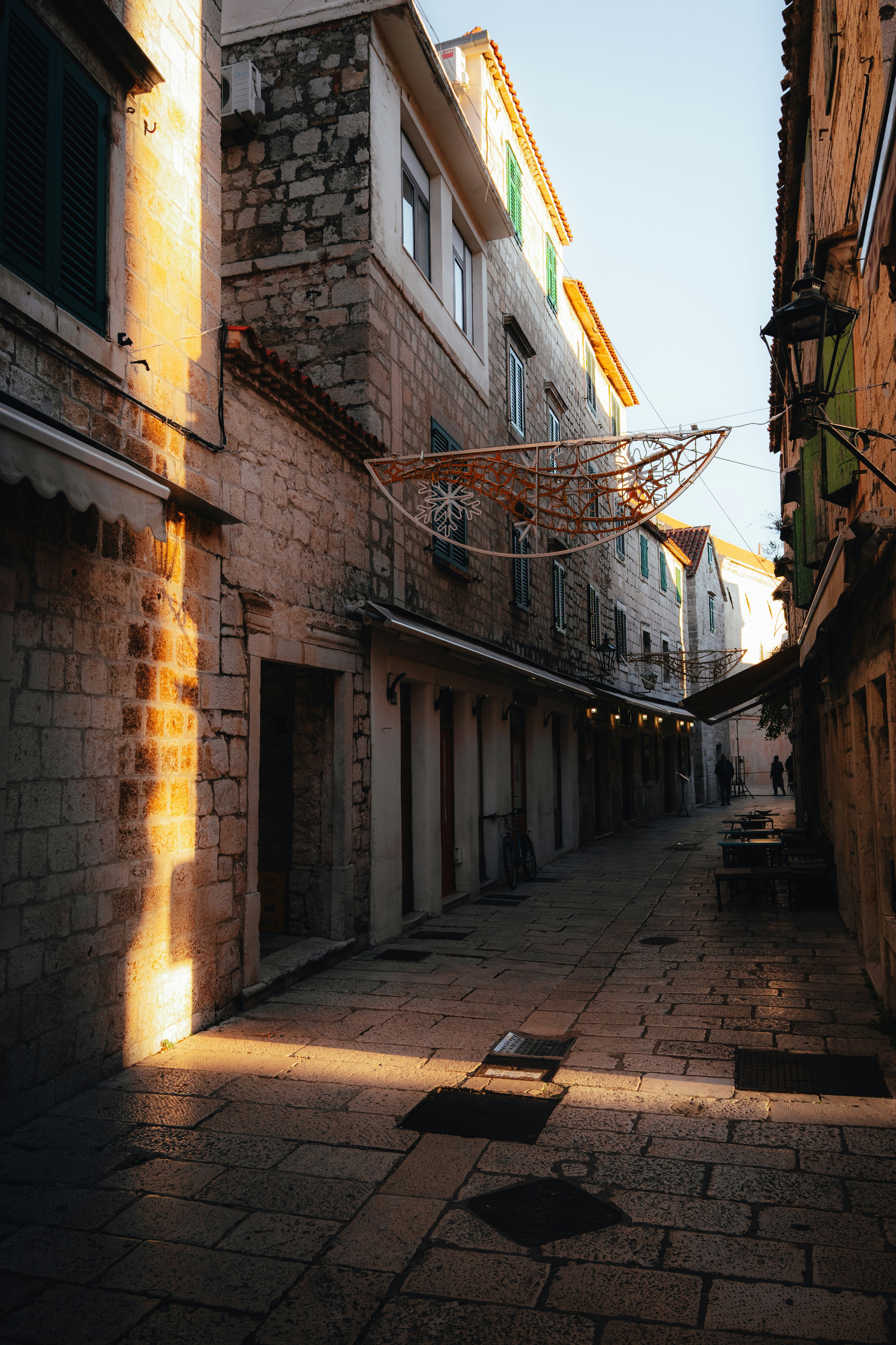 La luz del sol ilumina una calle estrecha en Omiš, Croacia