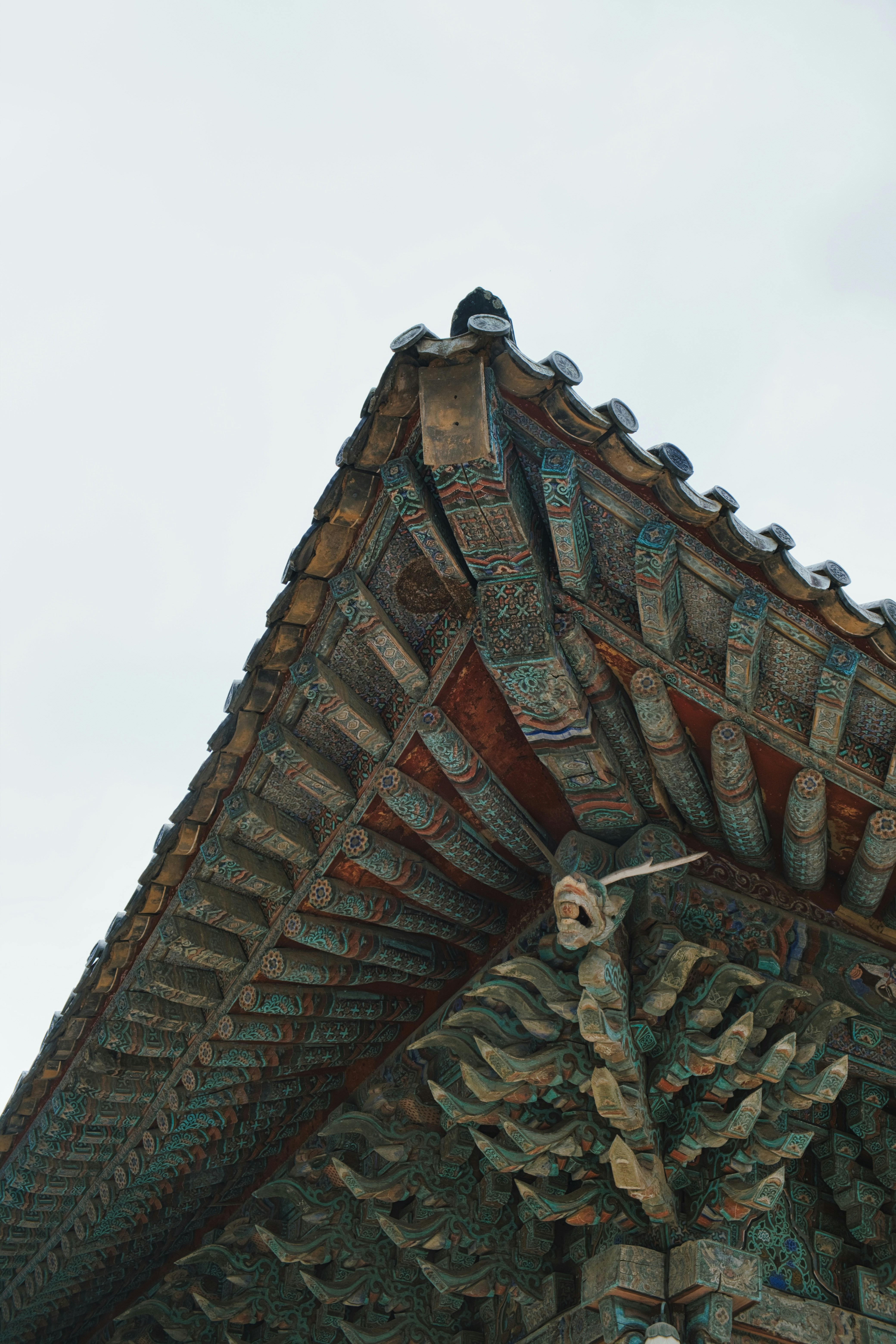 Rincón ornamentado y colorido del tejado tradicional de un templo asiático.