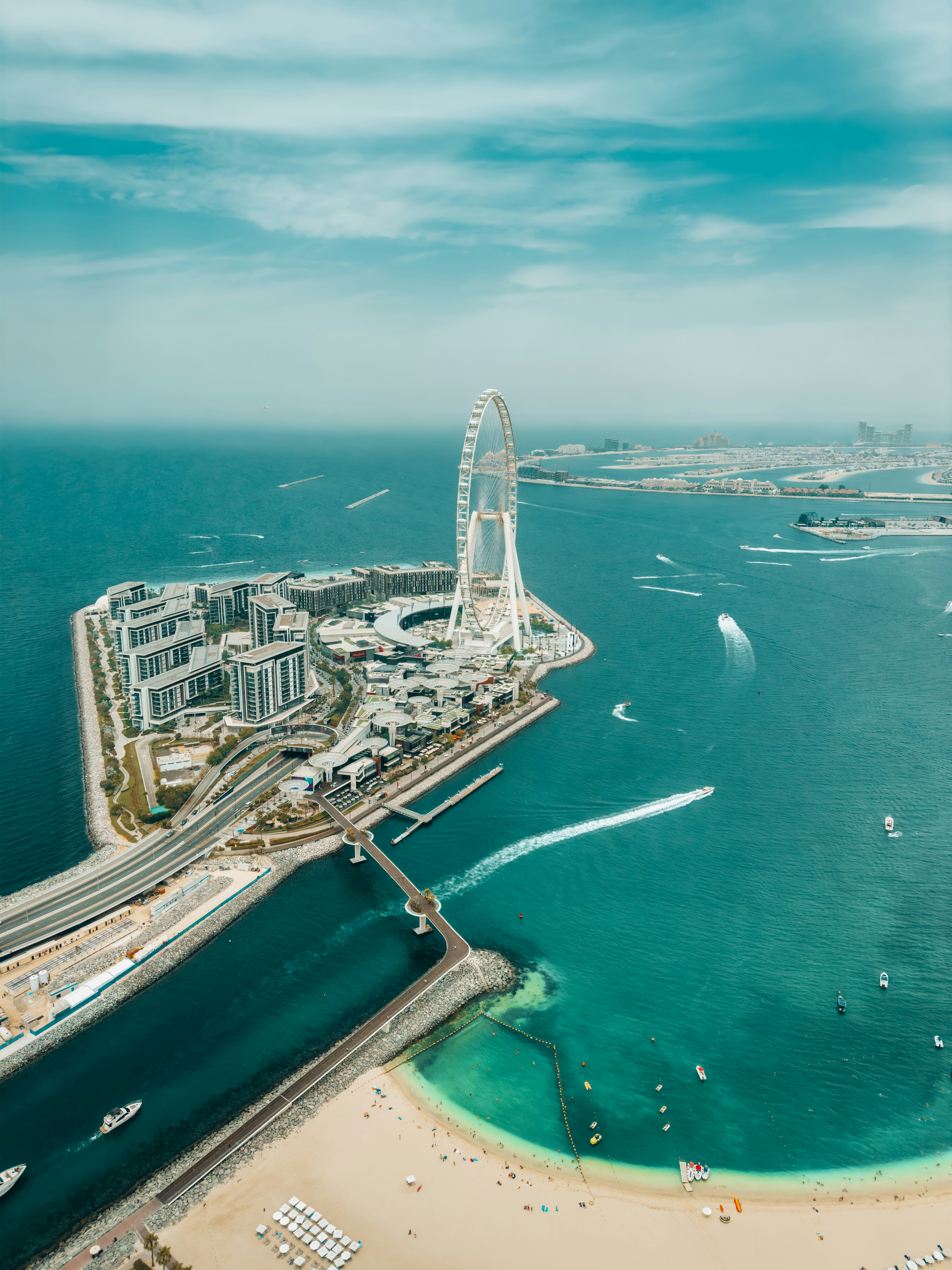 Bianglala Ain dubai di pulau modern dengan perahu