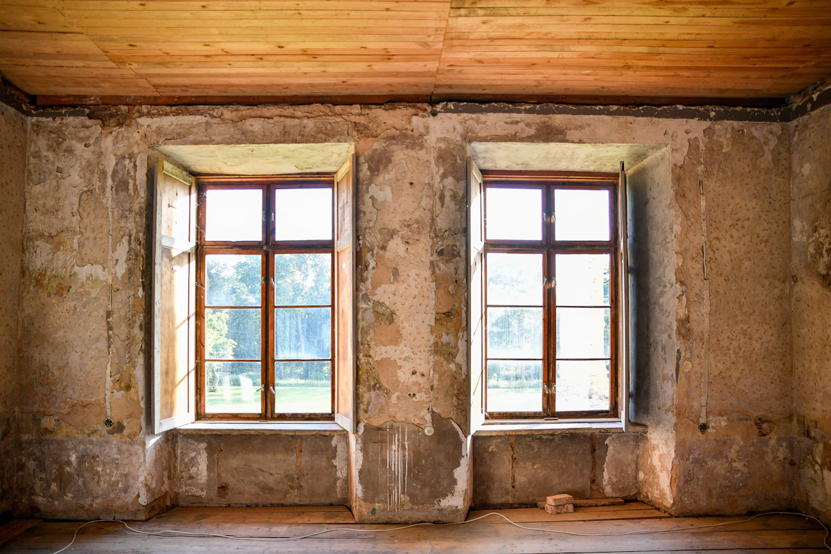 Habitación antigua con paredes deterioradas antes de la reforma