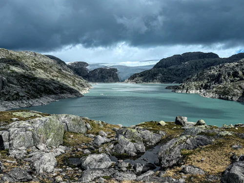 Lac turquoise entouré de montagnes — NaturiaGo