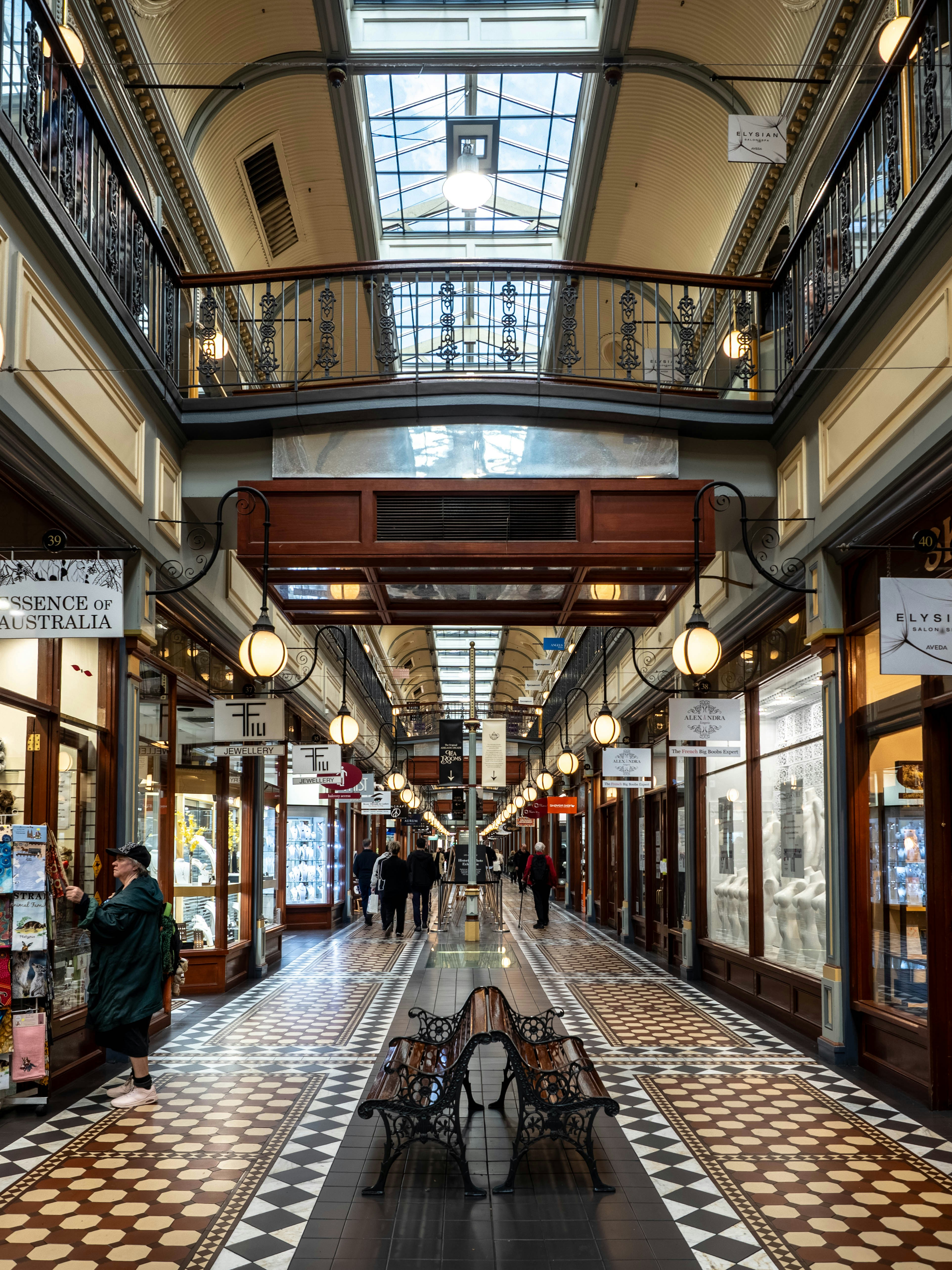 Storica galleria commerciale con negozi, pavimento decorato e lucernario