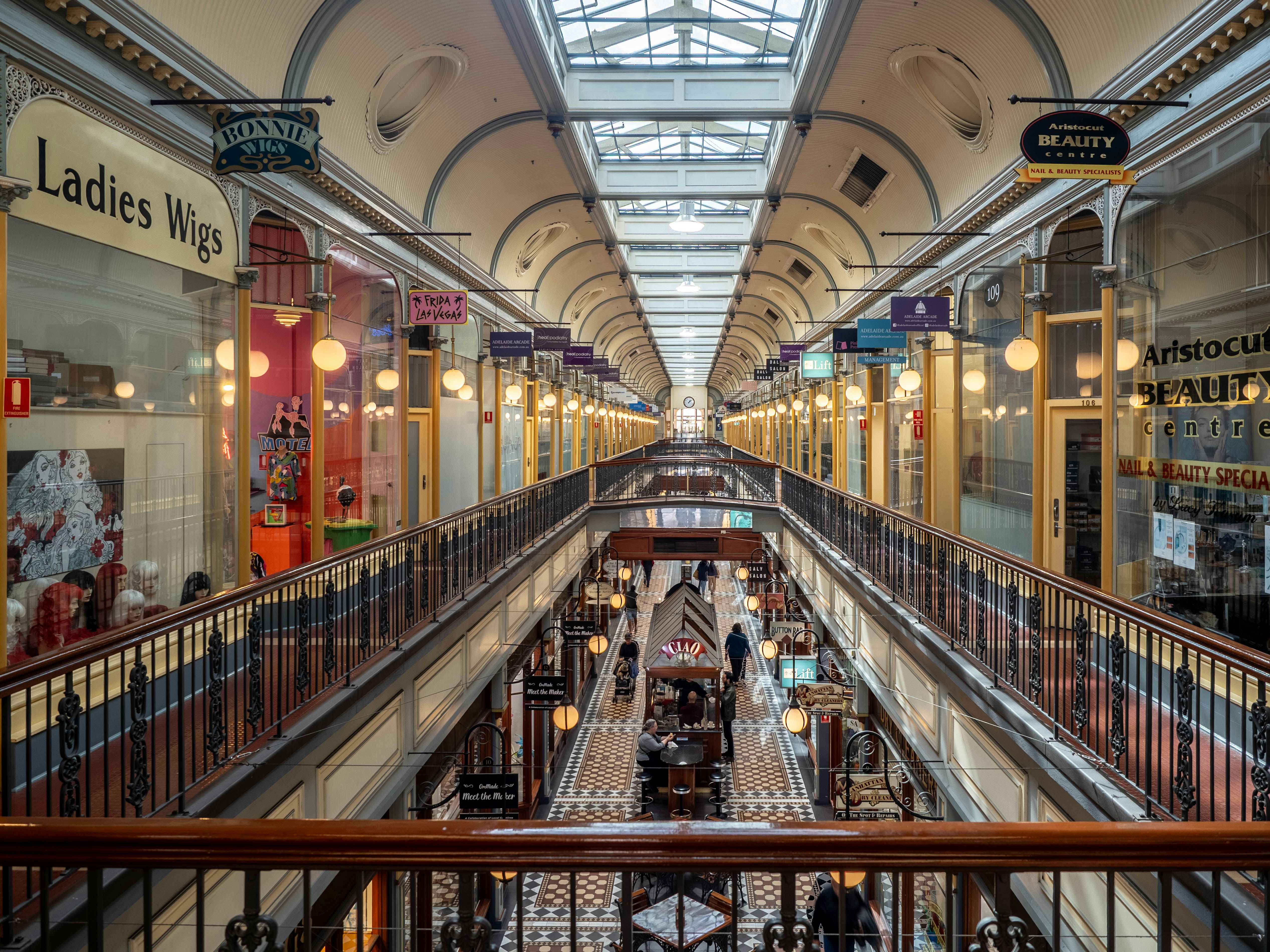 Interni ornati di una storica galleria commerciale con più livelli