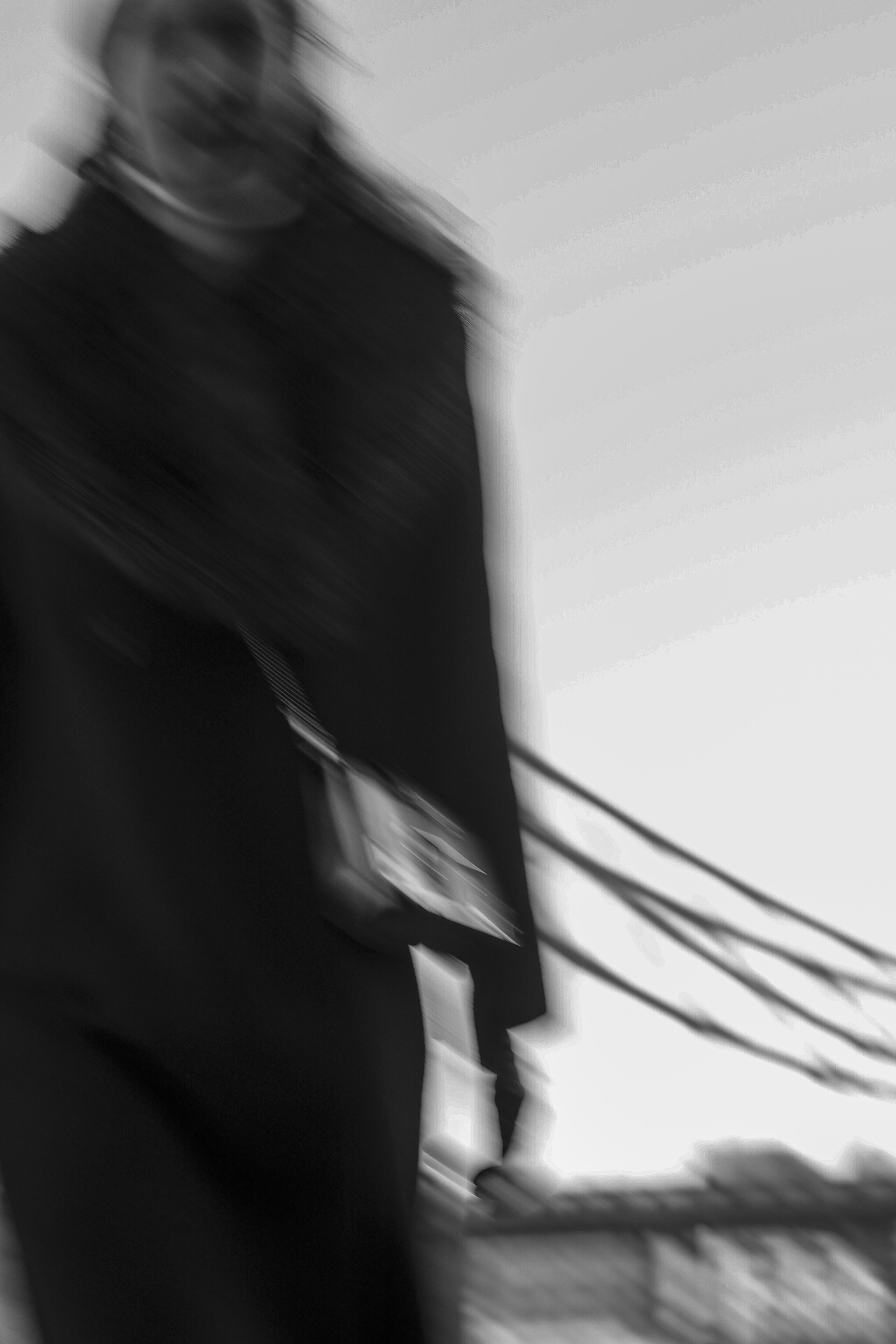 Persona vestita di nero con effetto motion blur.