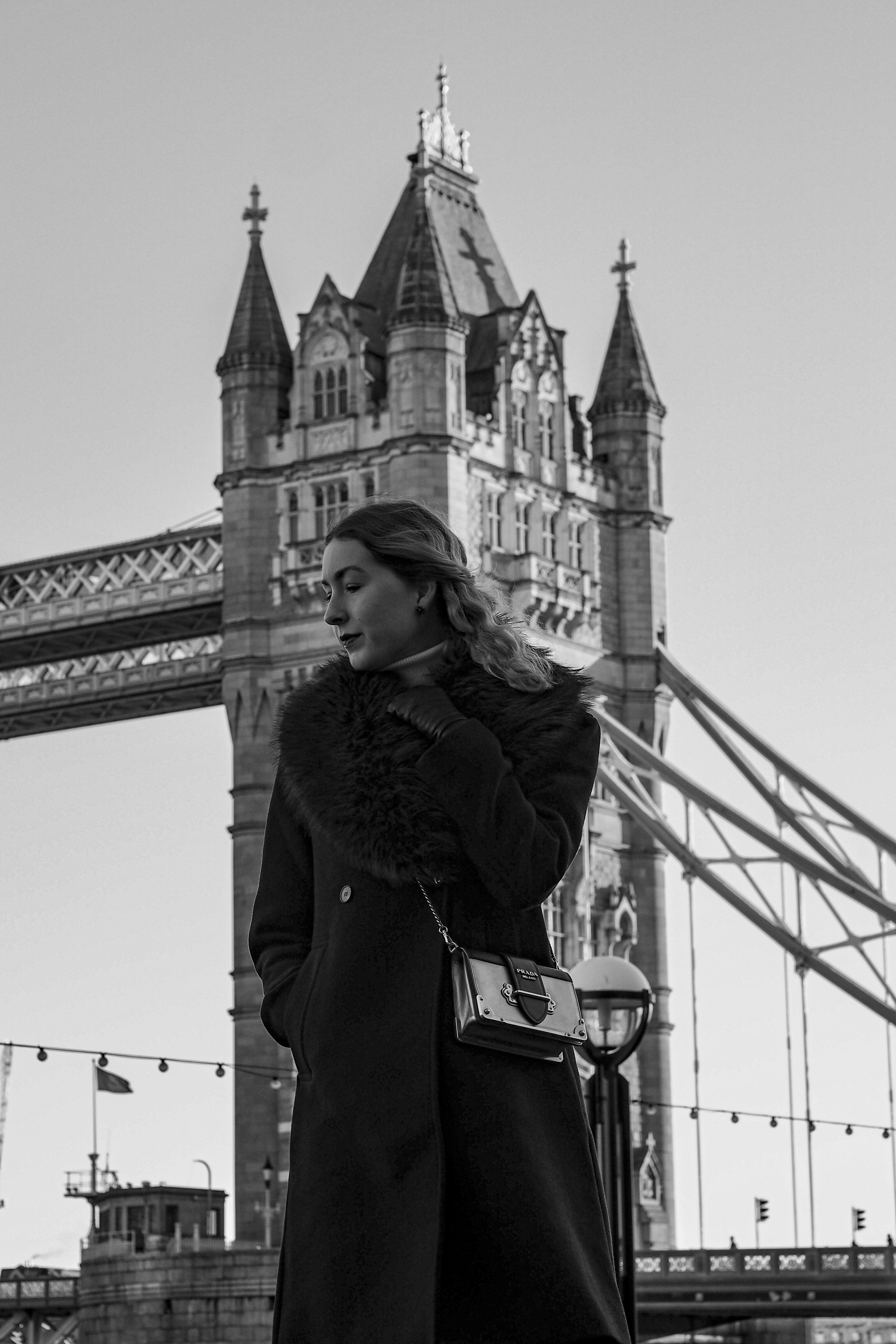 Mulher elegante de casaco perto da icônica ponte torre de Londres