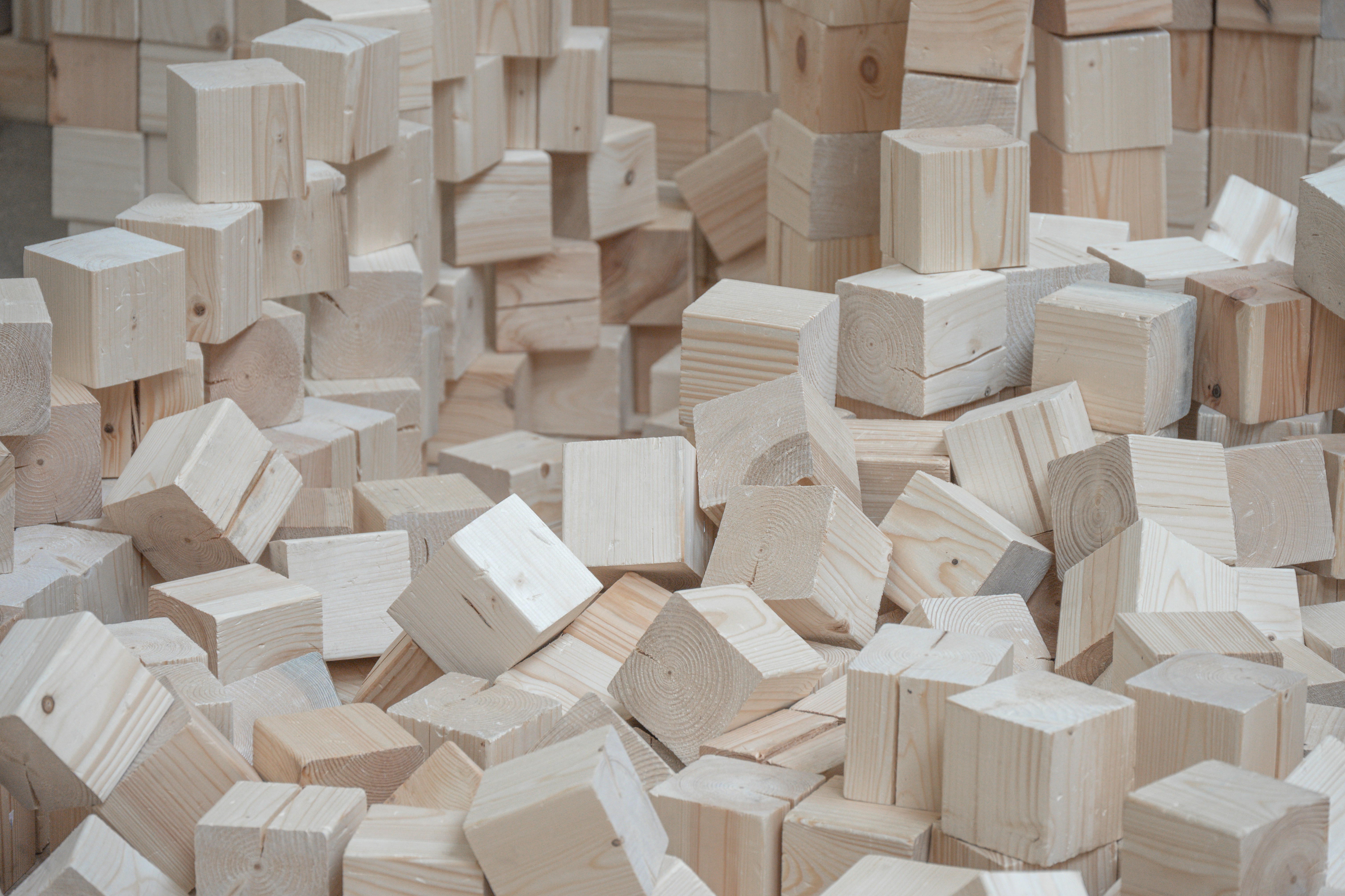 Natürliche Holzbausteine in verschiedenen Formen