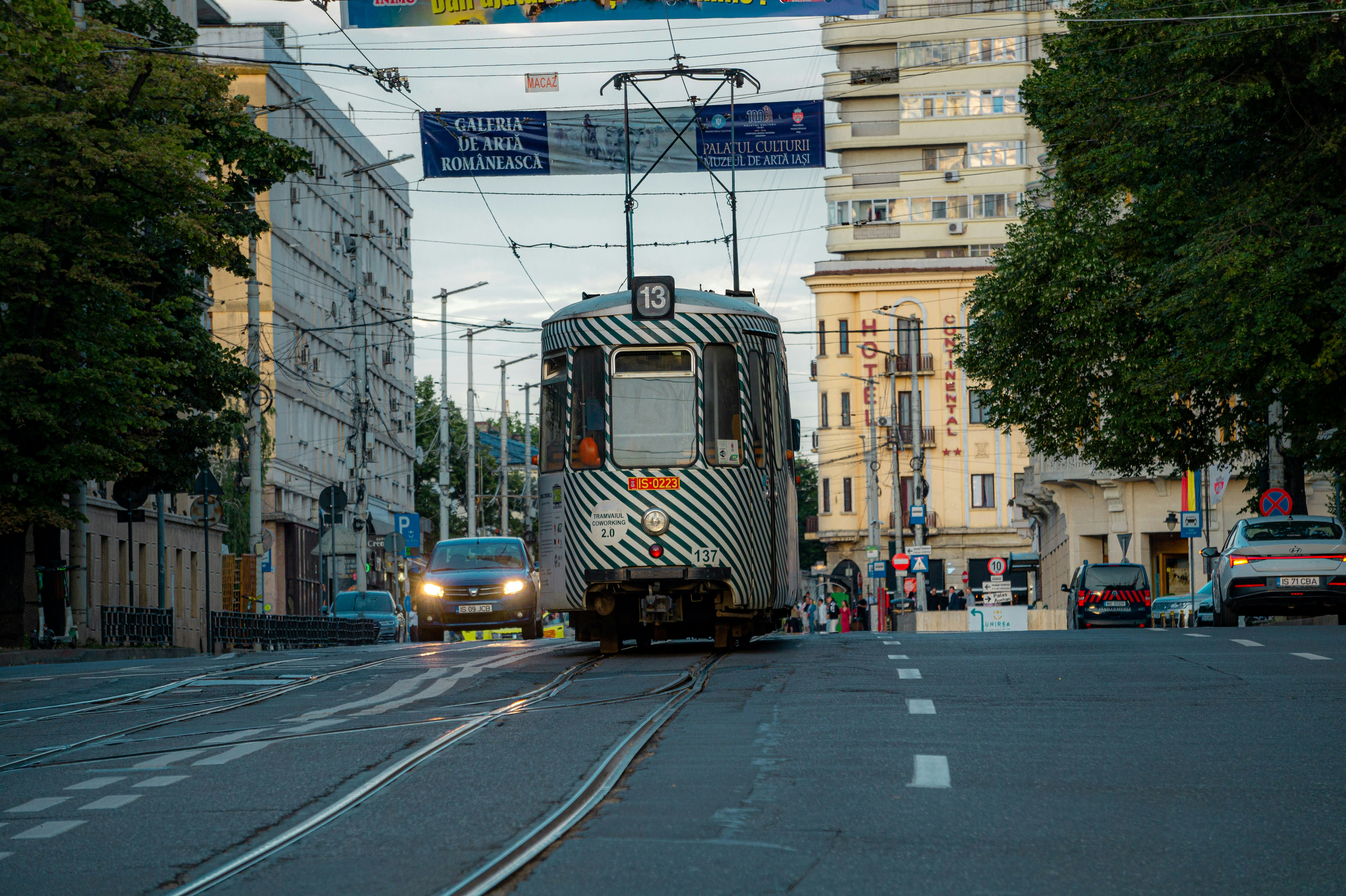 Un tram percorre una strada cittadina al crepuscolo.