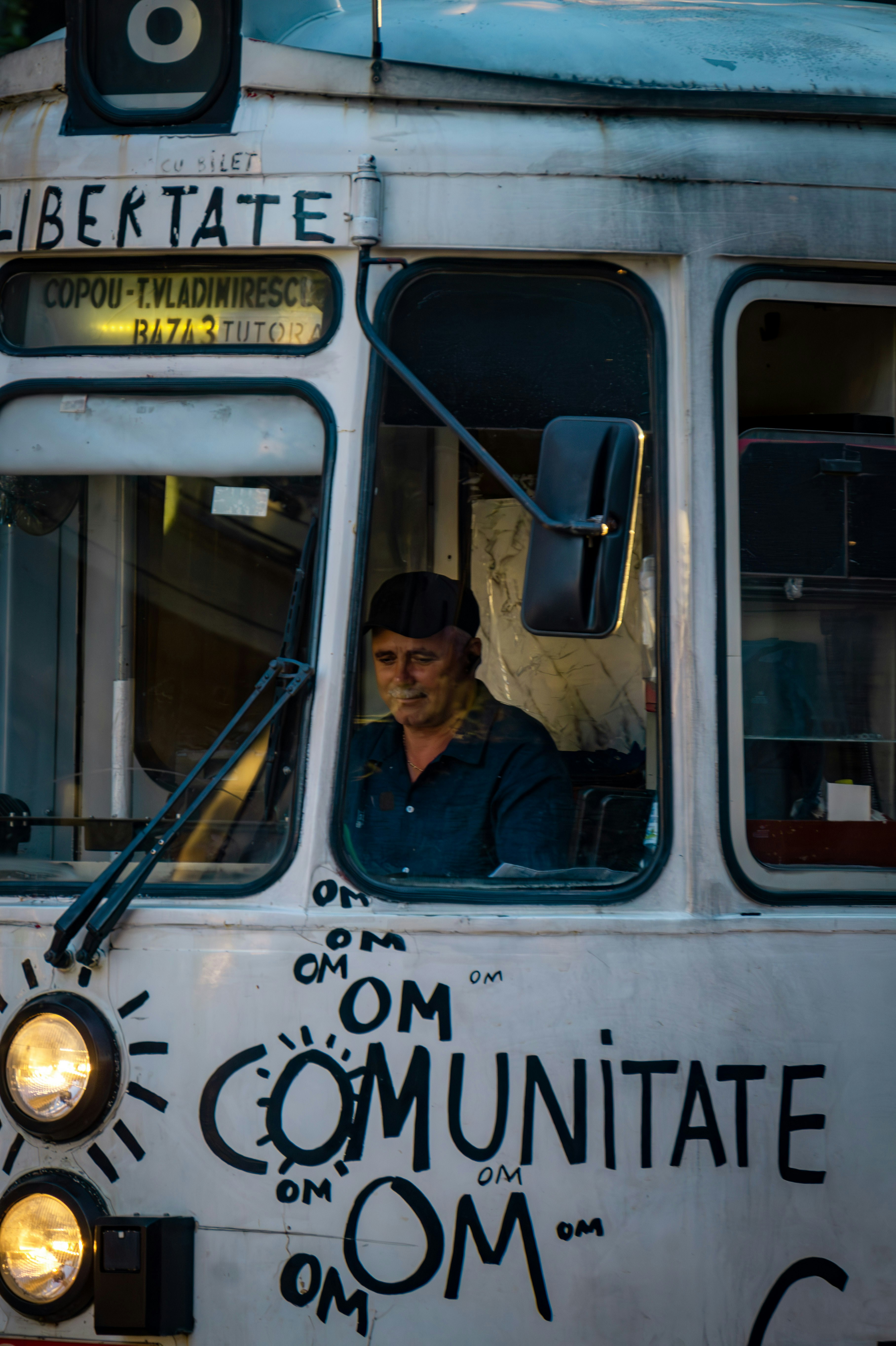 Conducente in un tram con gli slogan "libertate" e "comunitate".