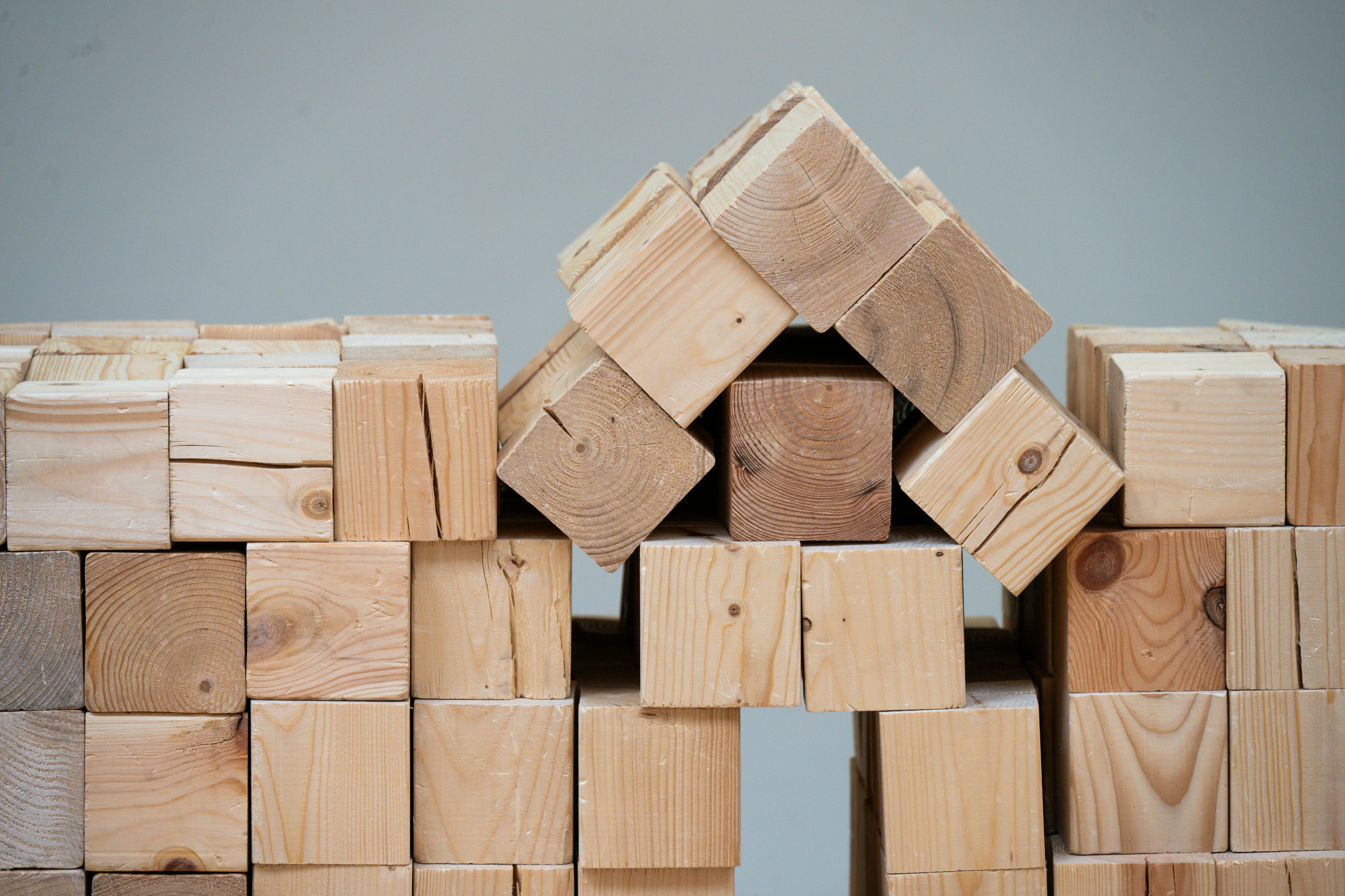 Natürliche Holzbausteine in verschiedenen Formen