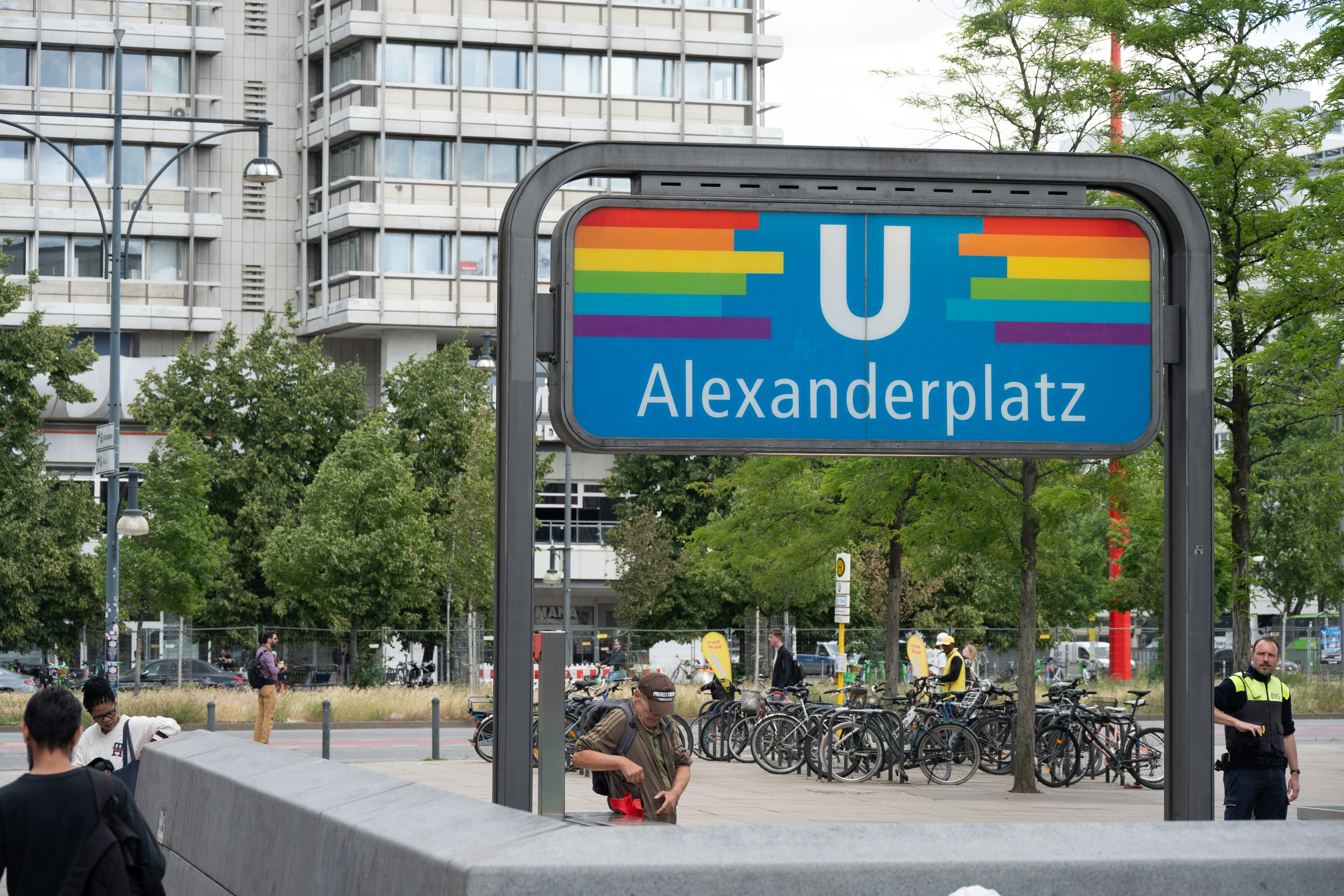 Panneau du métro Alexanderplatz avec des couleurs arc-en-ciel dans un cadre urbain
