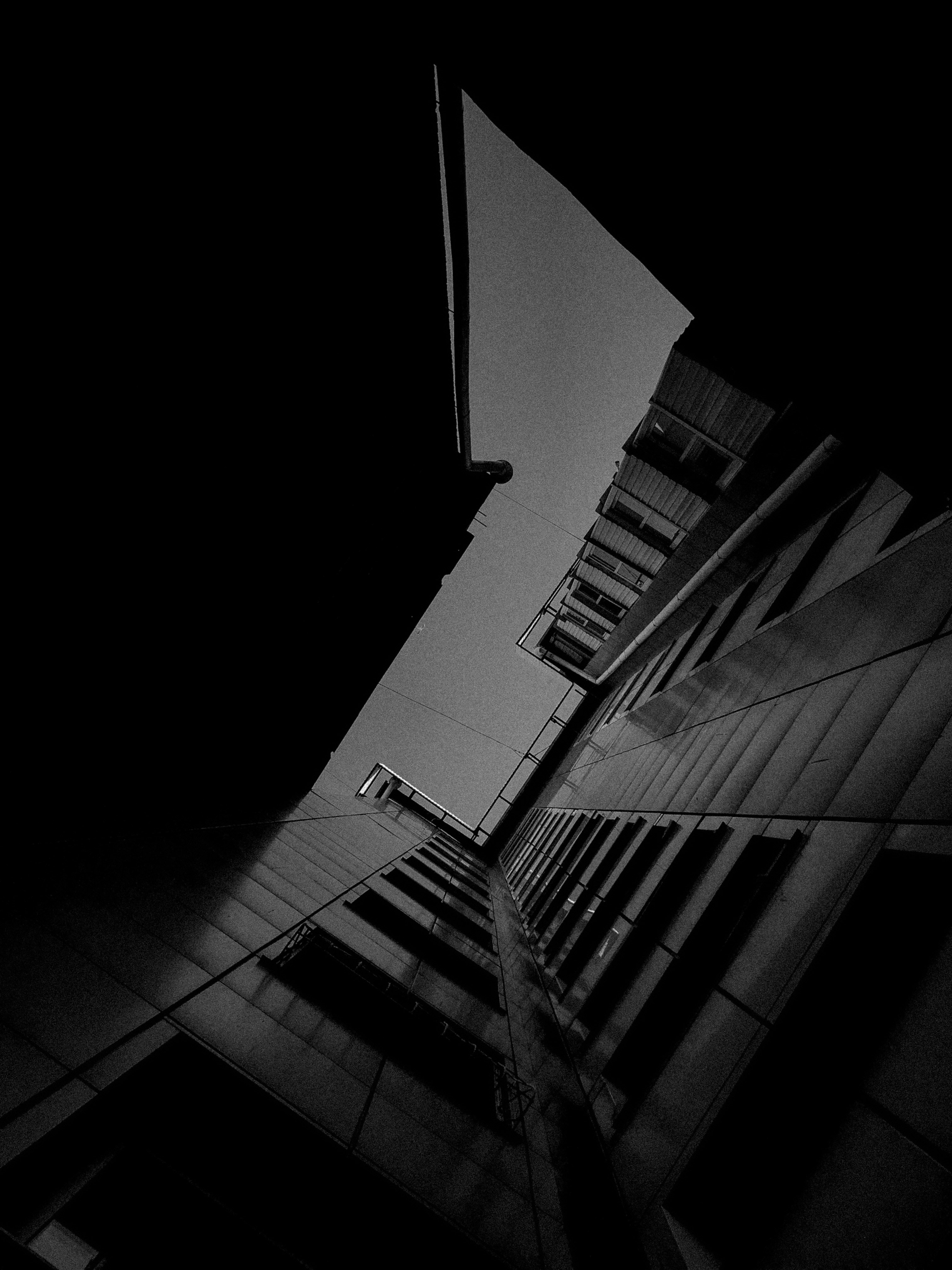 Hohe Gebäudearchitektur von unten in Schwarz-Weiß eingefügt