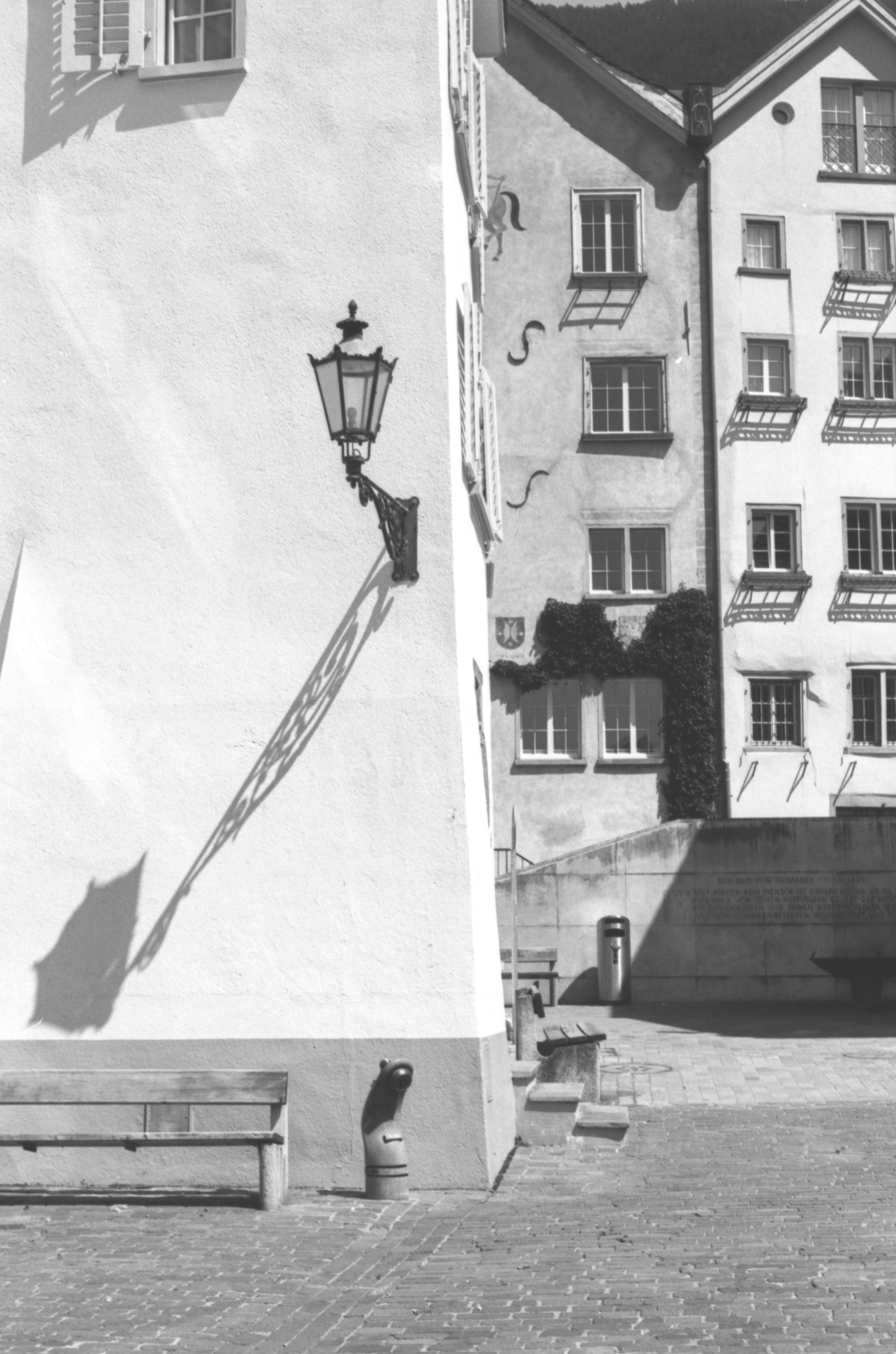 Un vecchio lampione che proietta un'ombra drammatica su un edificio.