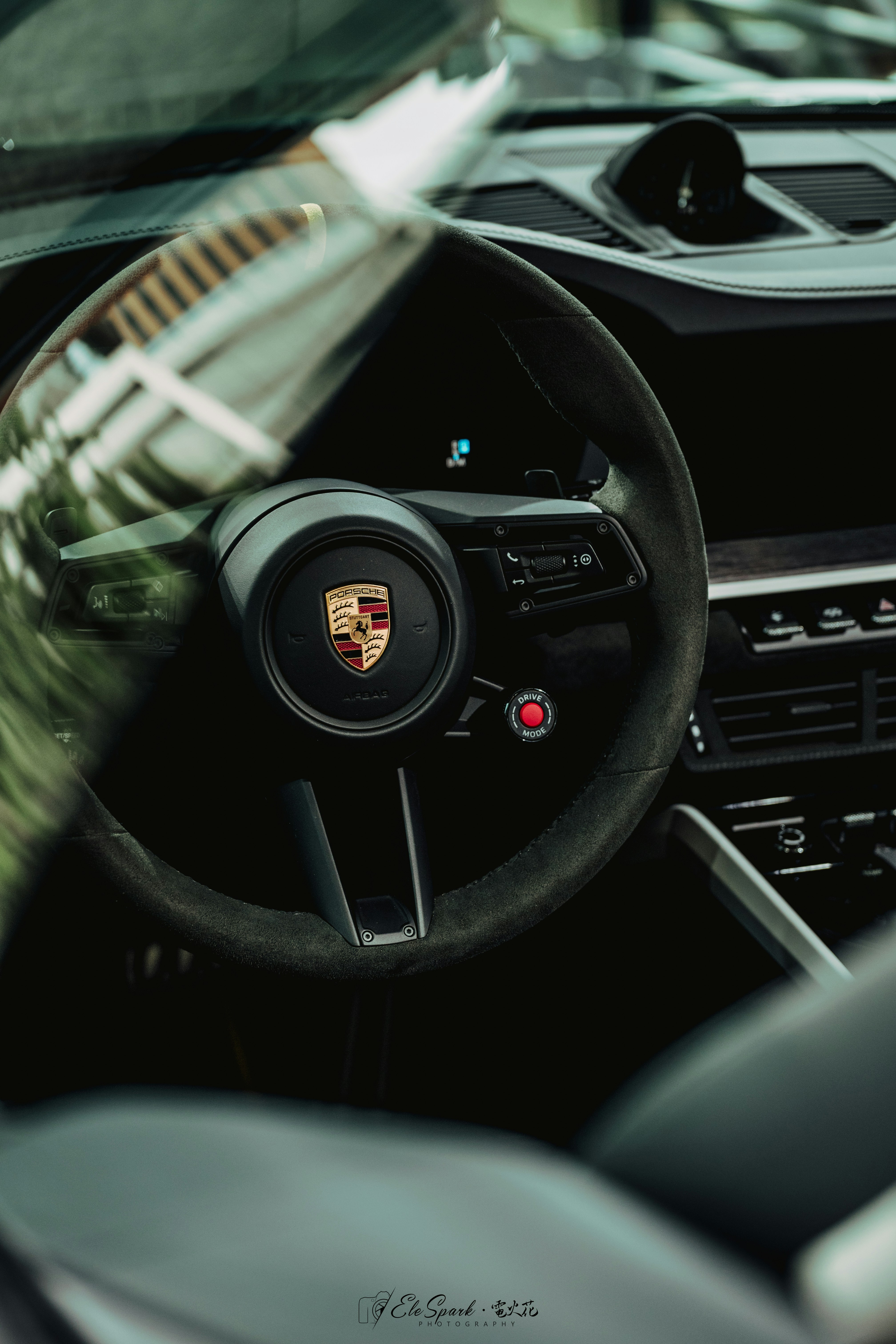 Roda kemudi Porsche dengan tombol merah dan lambang