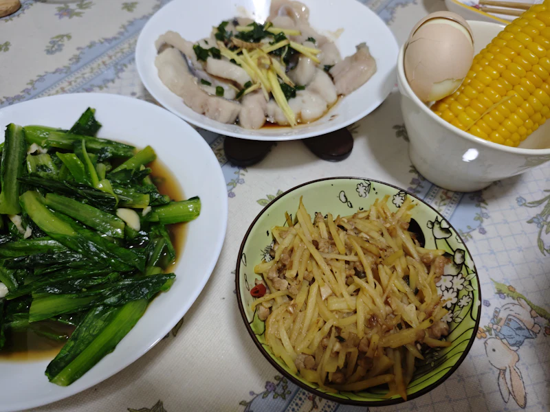 Rau xào và cá hấp