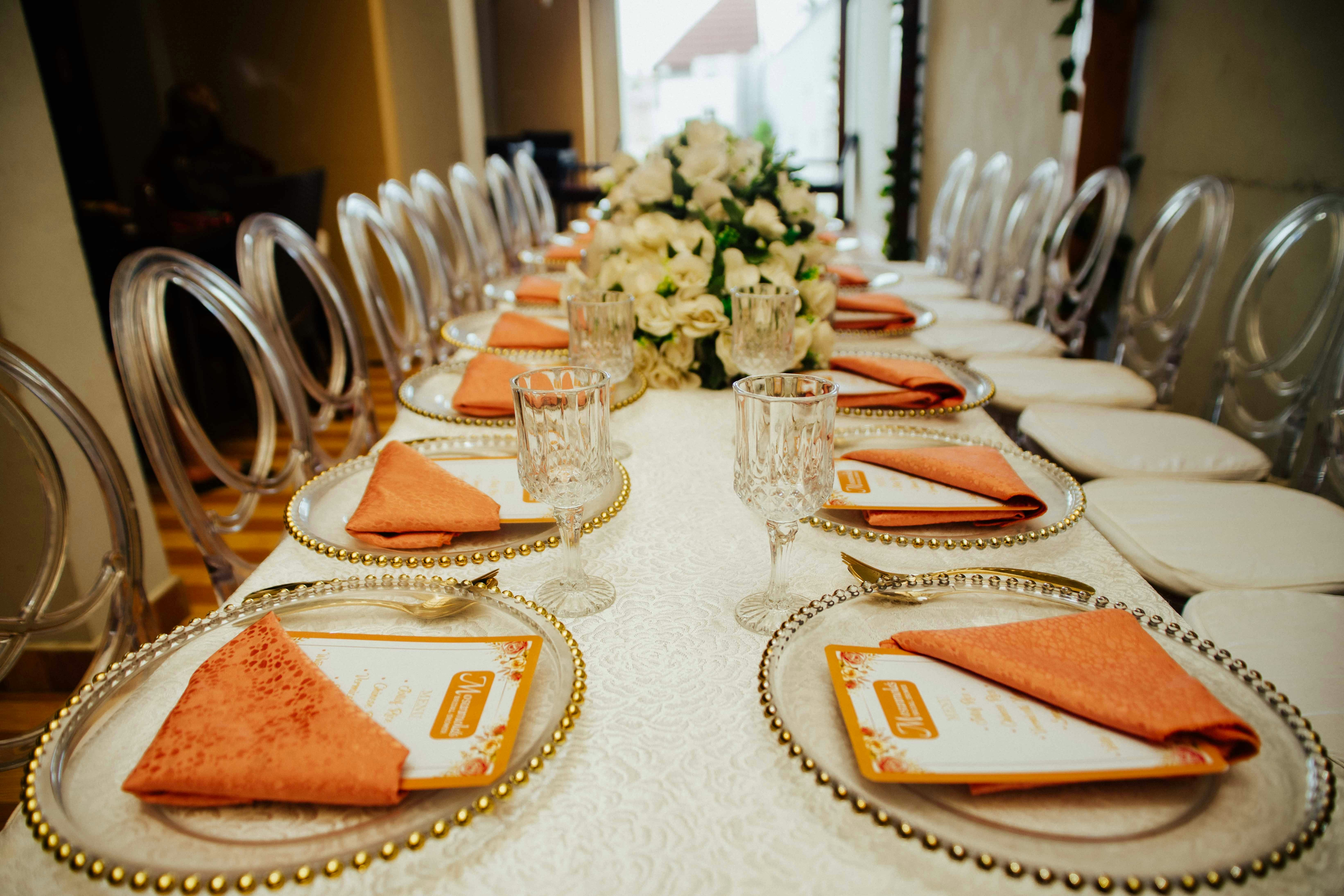 Une table dressée dans une salle de restaurant élégante.