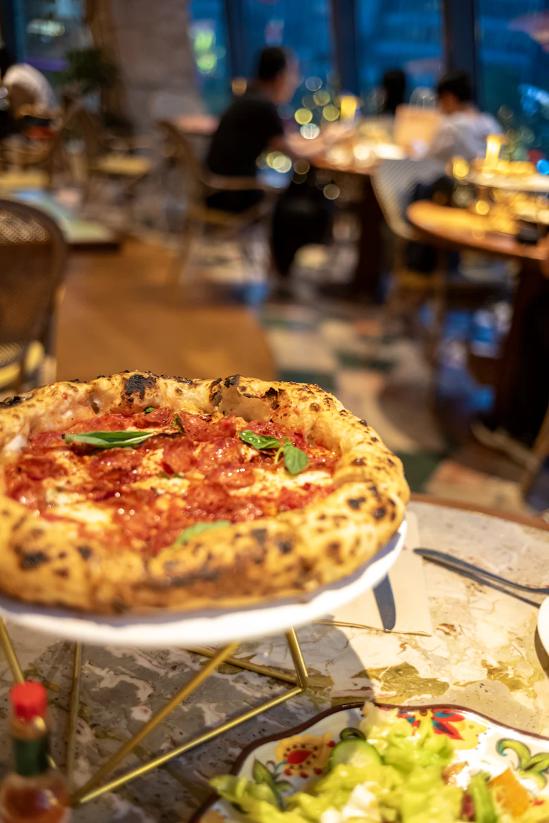 Pizza napoletana in una sala dalla luce calda