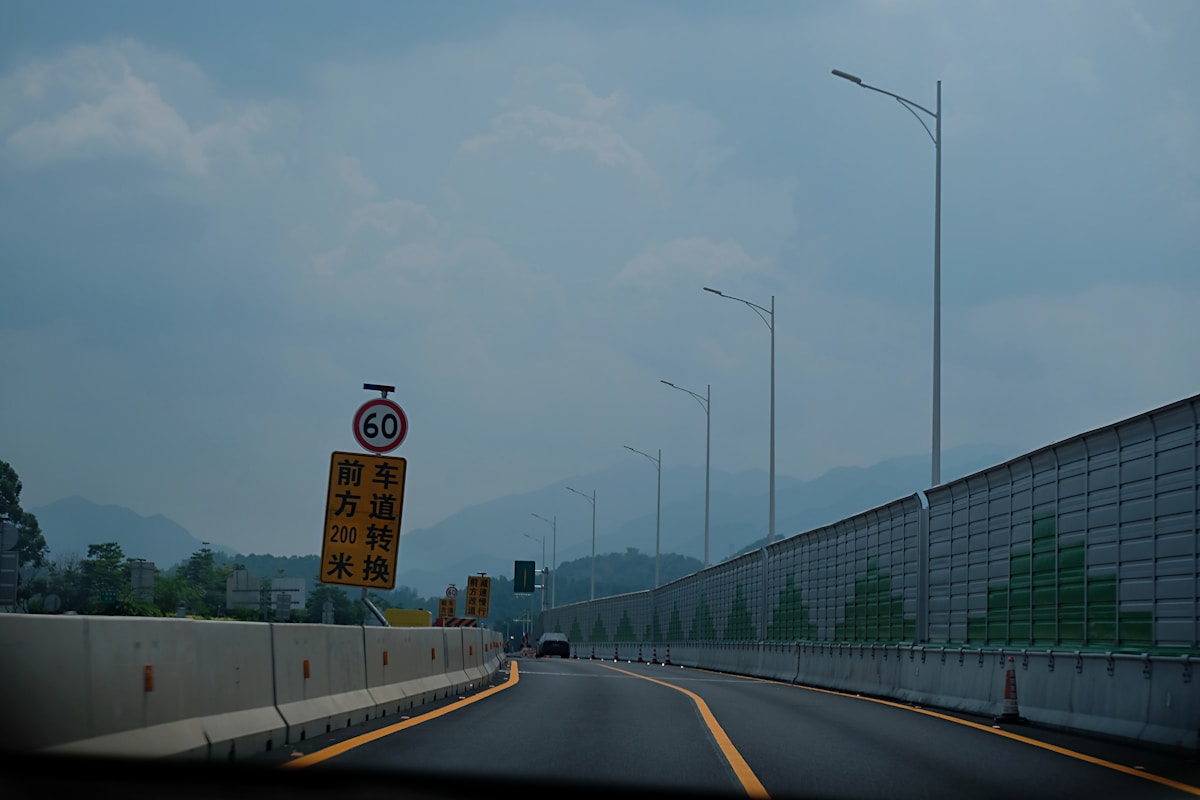 日本高速公路路段，兩側設有隔音牆與速限標誌